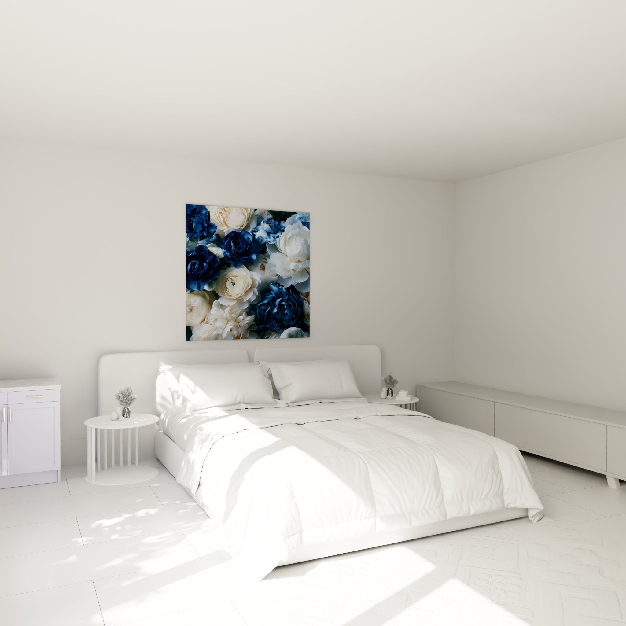 Bouquet dense de pivoines bleu marine et crème au-dessus d'un lit dans une chambre claire