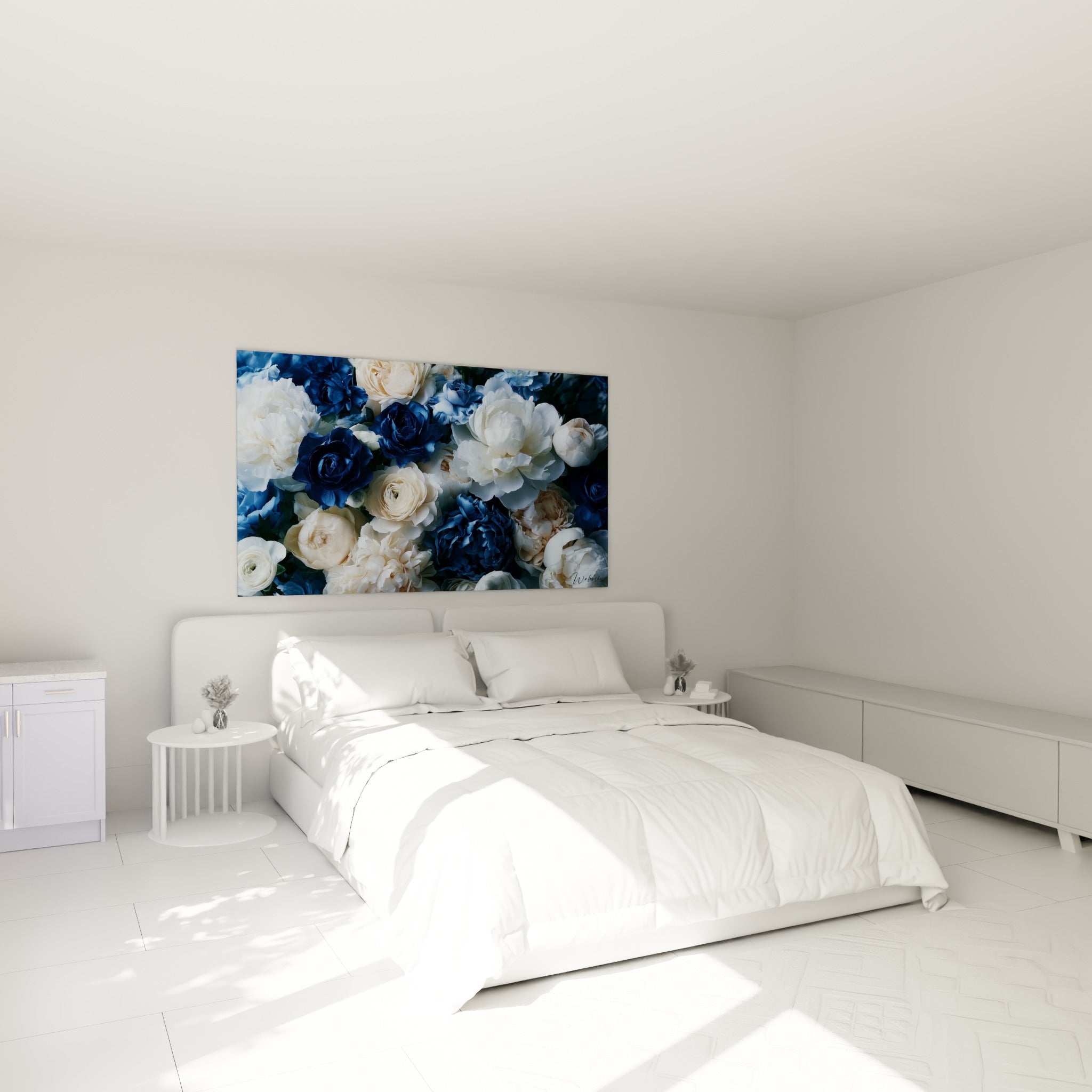Bouquet de pivoines ivoire et bleu nuit accroché au-dessus d'un lit dans une chambre claire