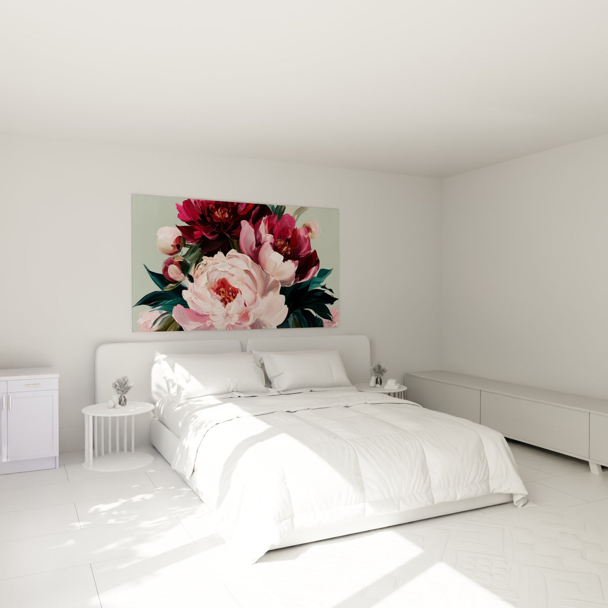 Pivoines roses et bordeaux aux pétales généreux, accrochées au-dessus d'un lit dans une chambre claire