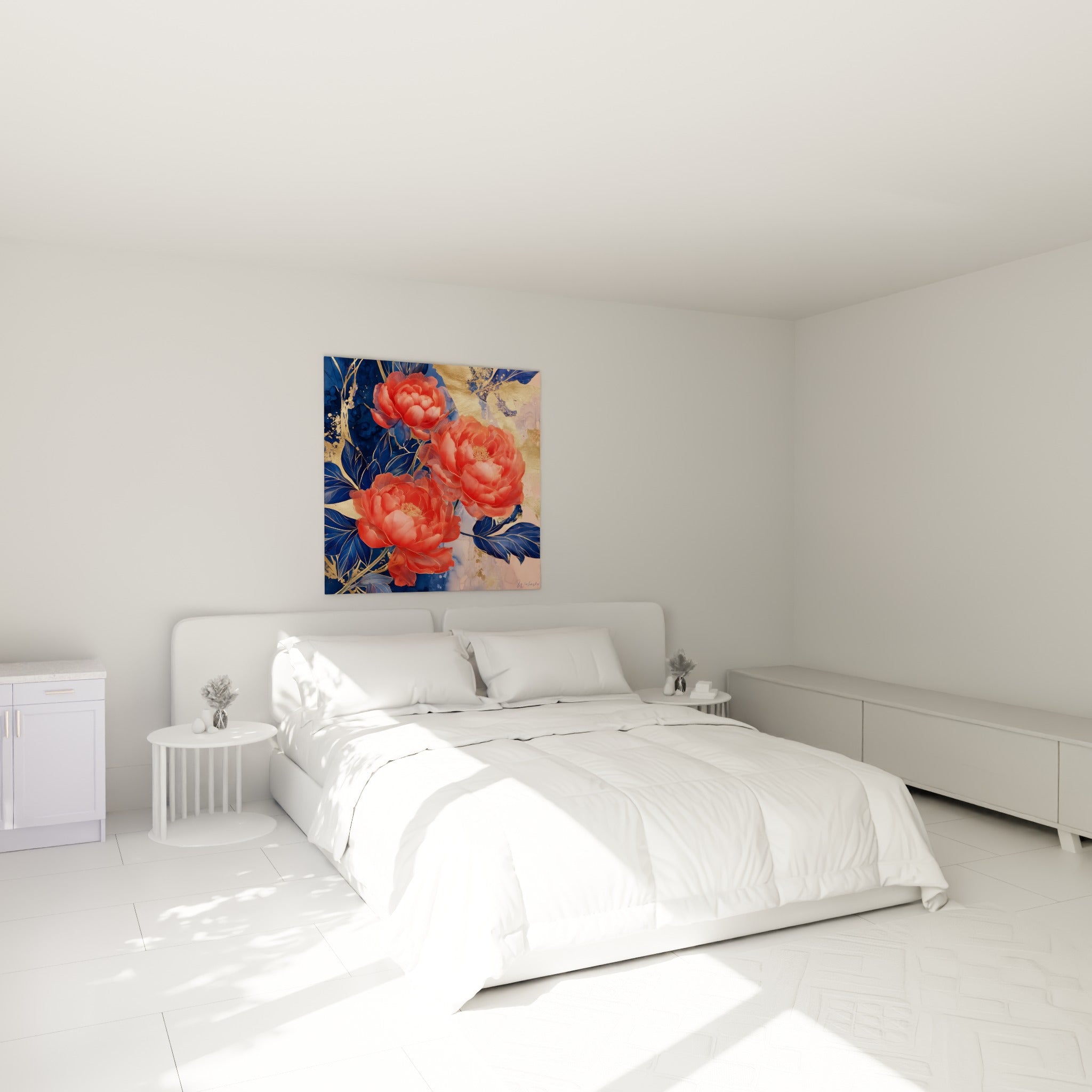 Bouquet de pivoines corail et bleu marine accroché au-dessus d'un lit dans une chambre claire.