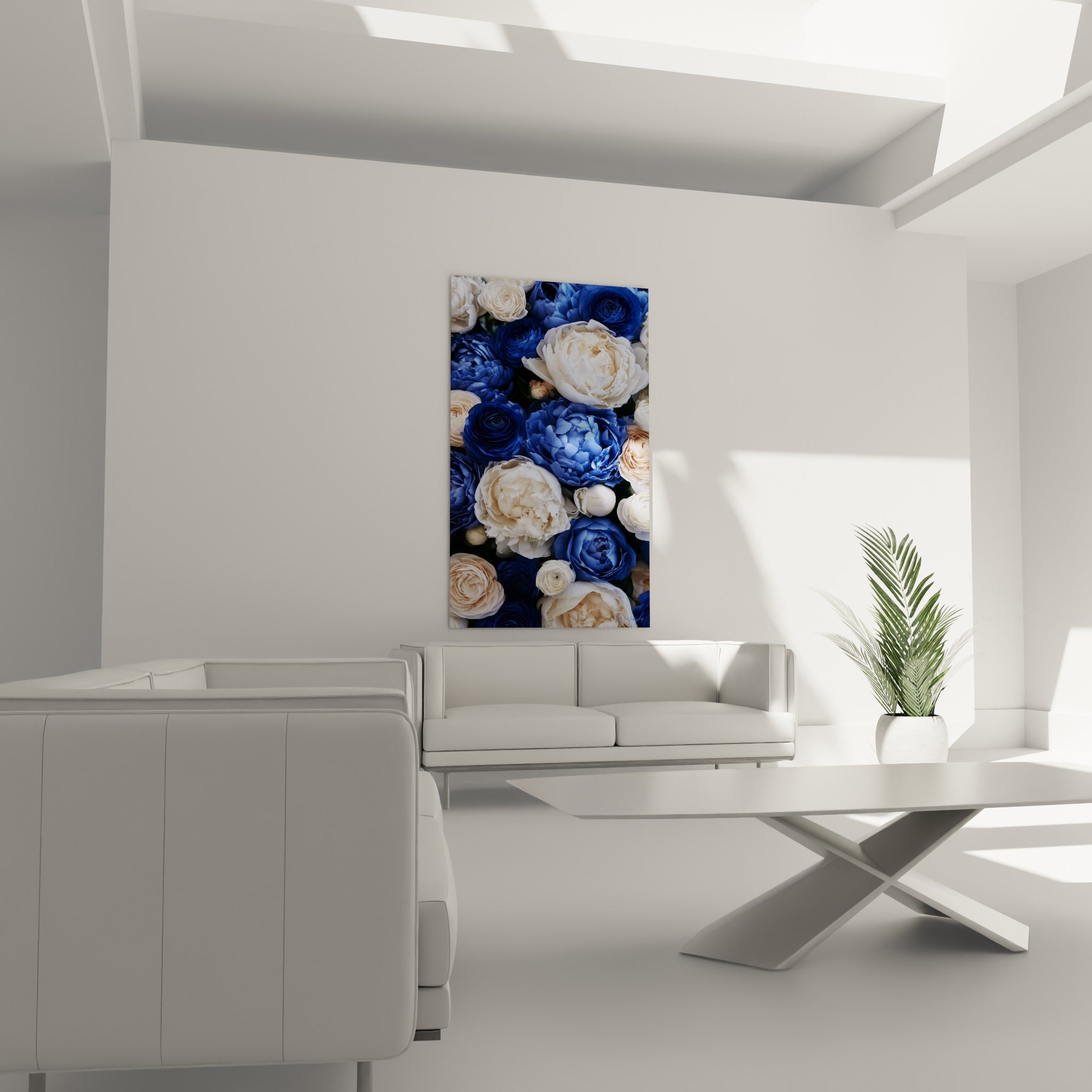 Fleurs bleu marine et crème en pleine floraison, tableau suspendu au-dessus d'un canapé dans un salon lumineux