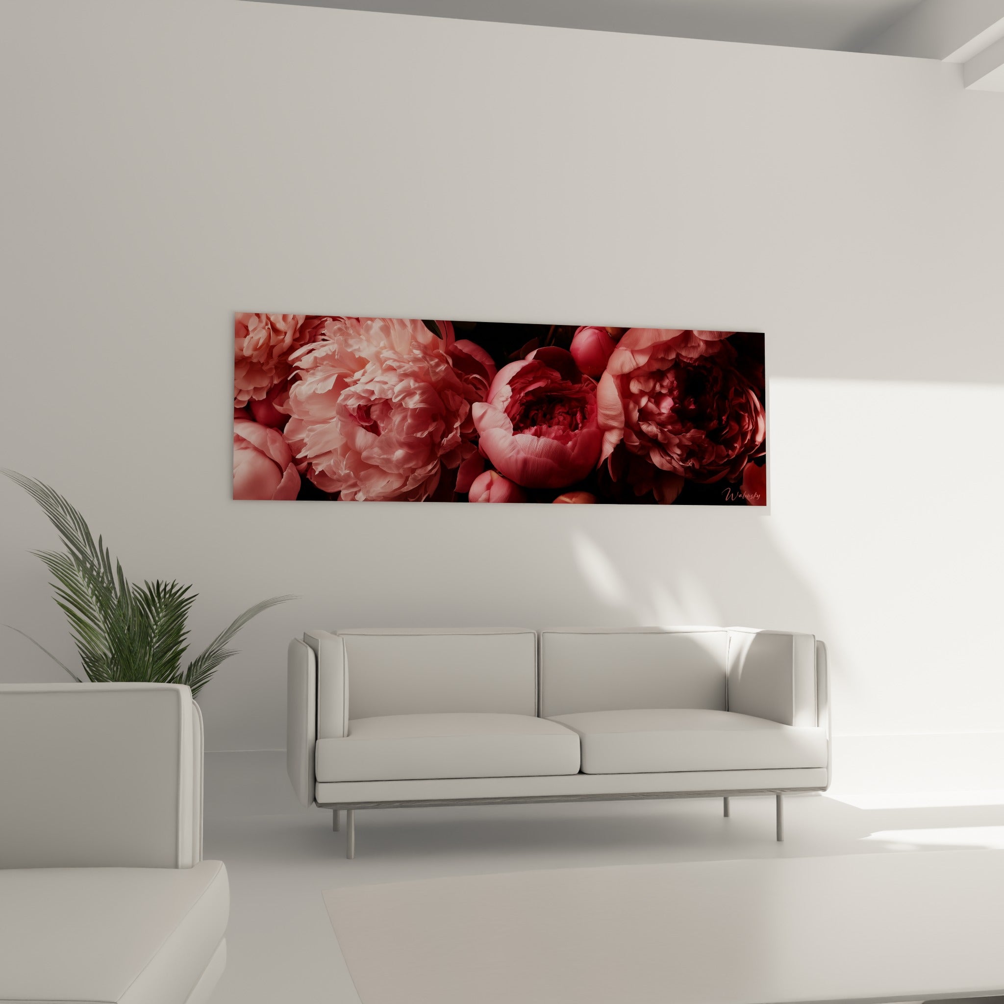 Fleurs de pivoine rose pâle et fuchsia au-dessus d'un canapé dans un salon lumineux et sobre