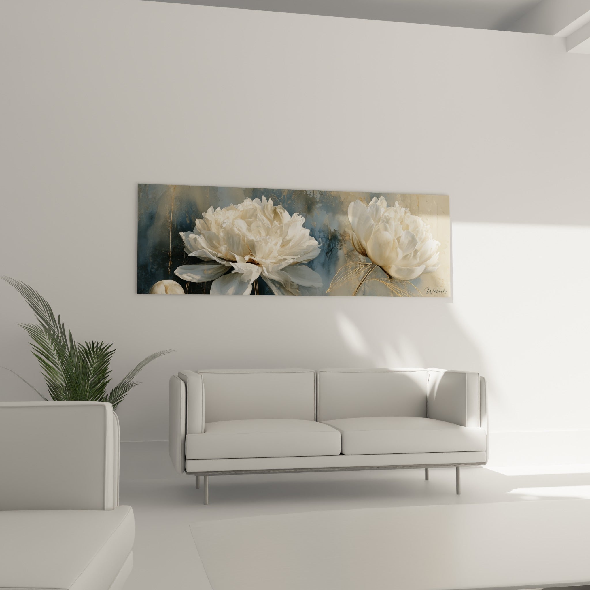 Fleurs de pivoine ivoire et bleu ardoise accrochées au-dessus d'un canapé dans un salon lumineux
