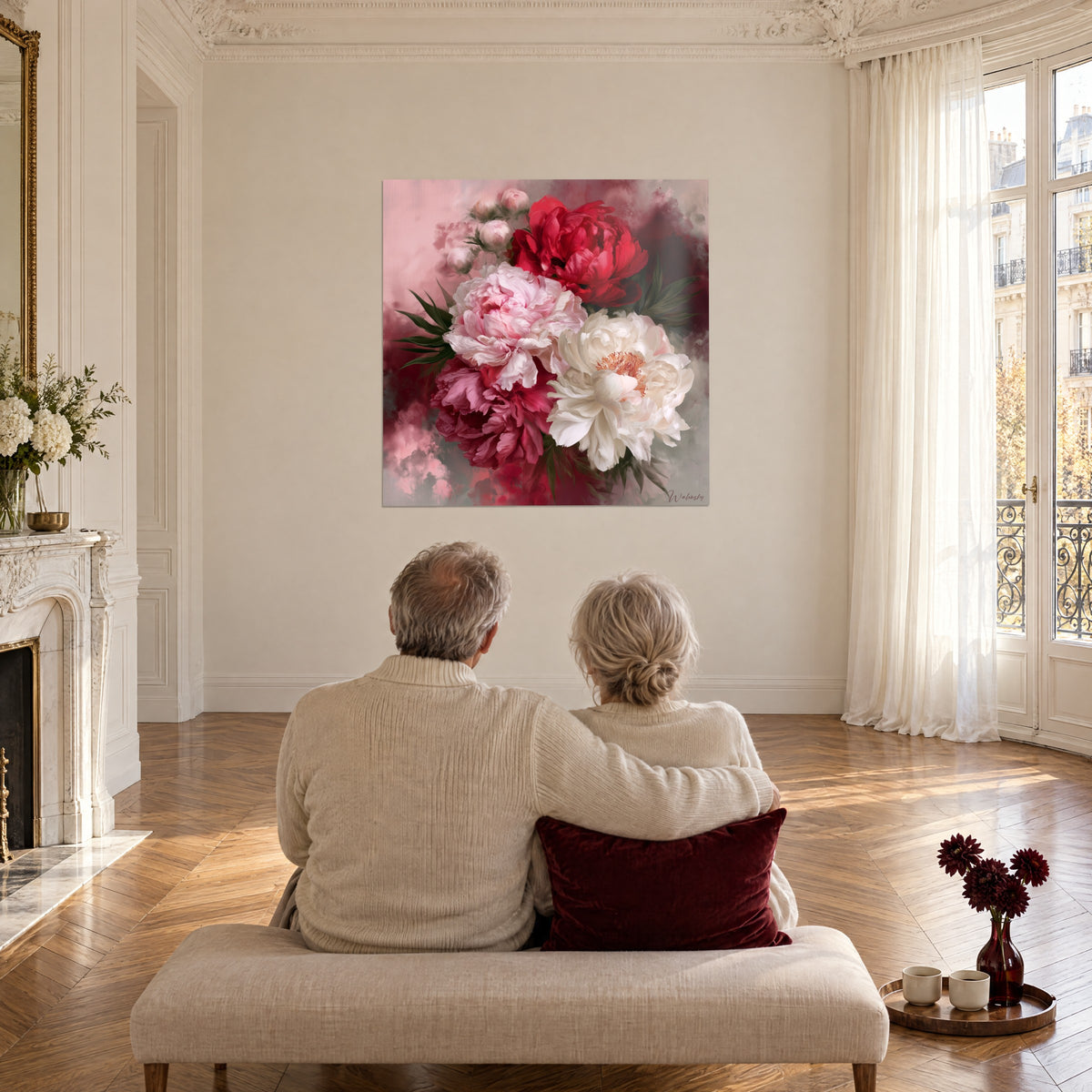 Schilderij pioenbloemen in framboos, wit en lichtroze, donkergroene bladeren, bekeken vanaf een bank in een Haussmann-salon in Parijs