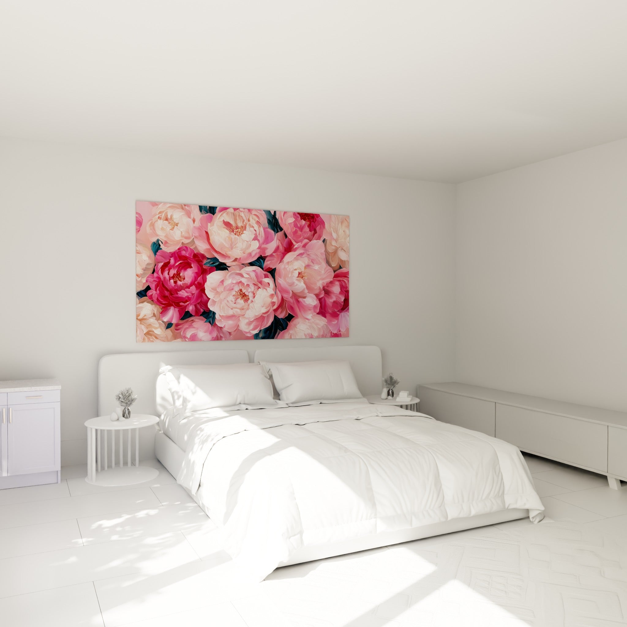 Pivoines fuchsia et rose pâle aux cœurs dorés, feuillages bleu marine, au-dessus d'un lit dans une chambre claire