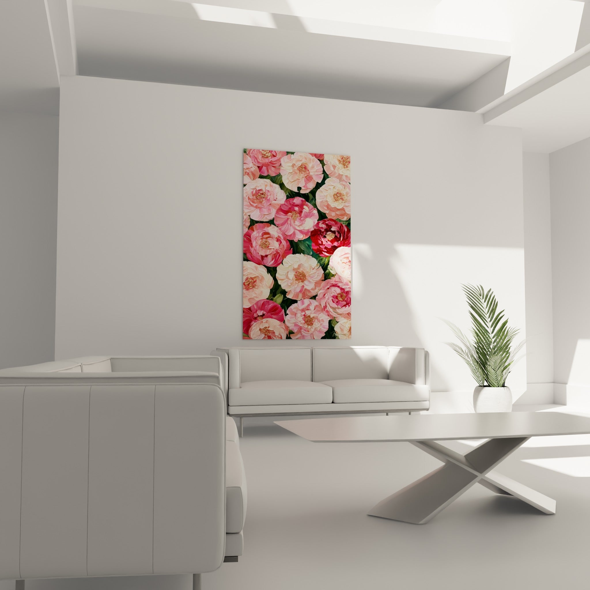 Pivoines fuchsia et bordeaux profond au feuillage vert sombre placées au-dessus d'un canapé dans un salon lumineux