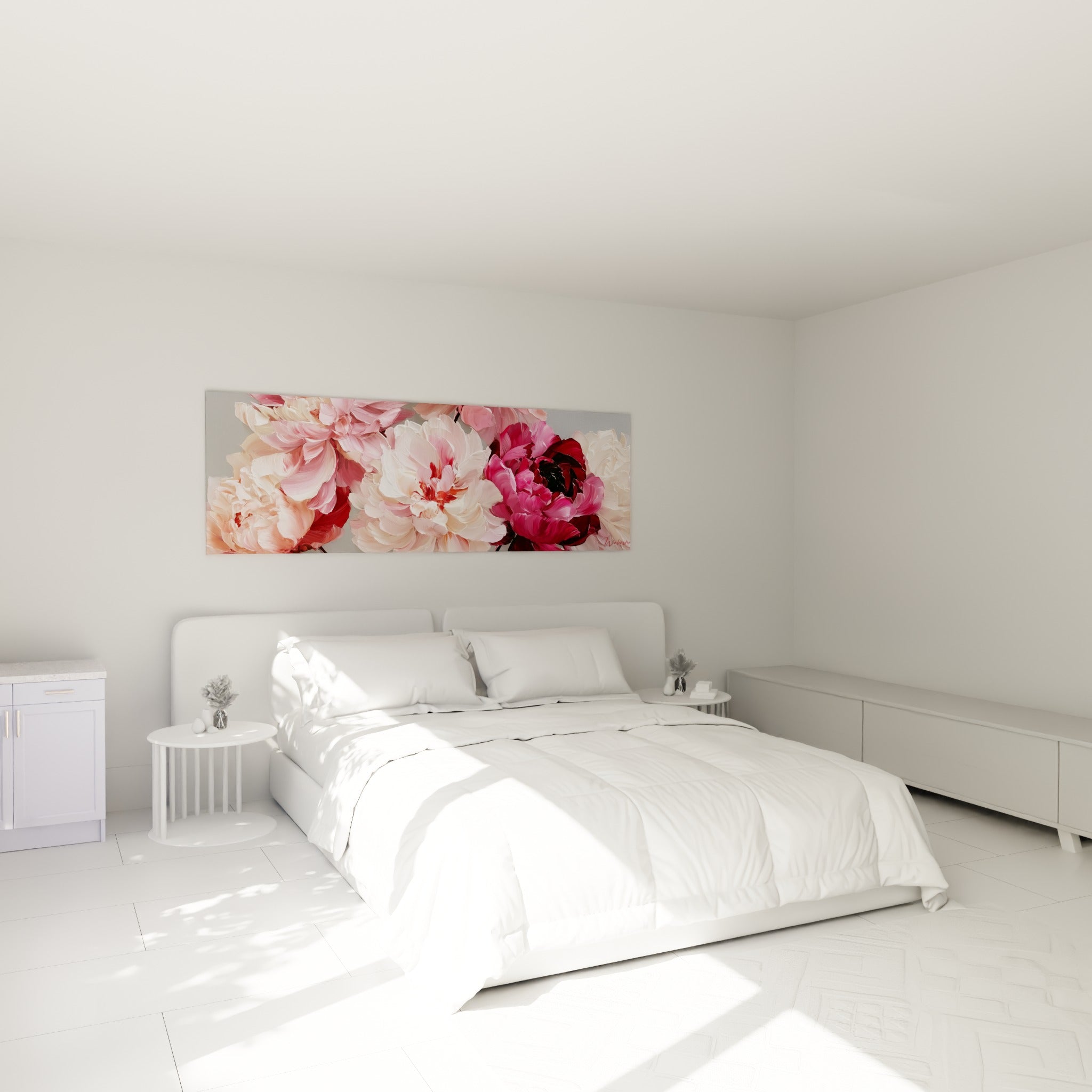 Bouquet de pivoines fuchsia et blanches accroché au-dessus d'un lit dans une chambre claire