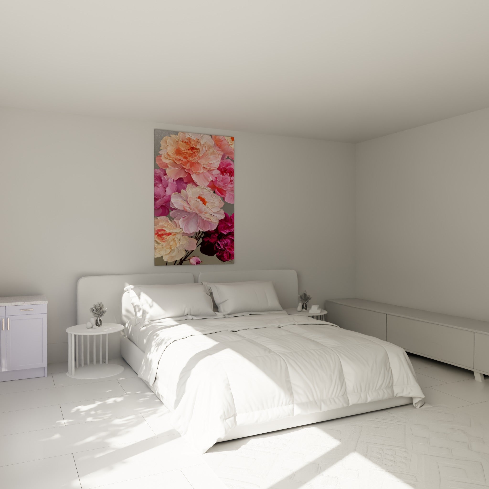 Pivoines roses et pourpres aux pétales sculptés, accrochées au-dessus d'un lit dans une chambre claire