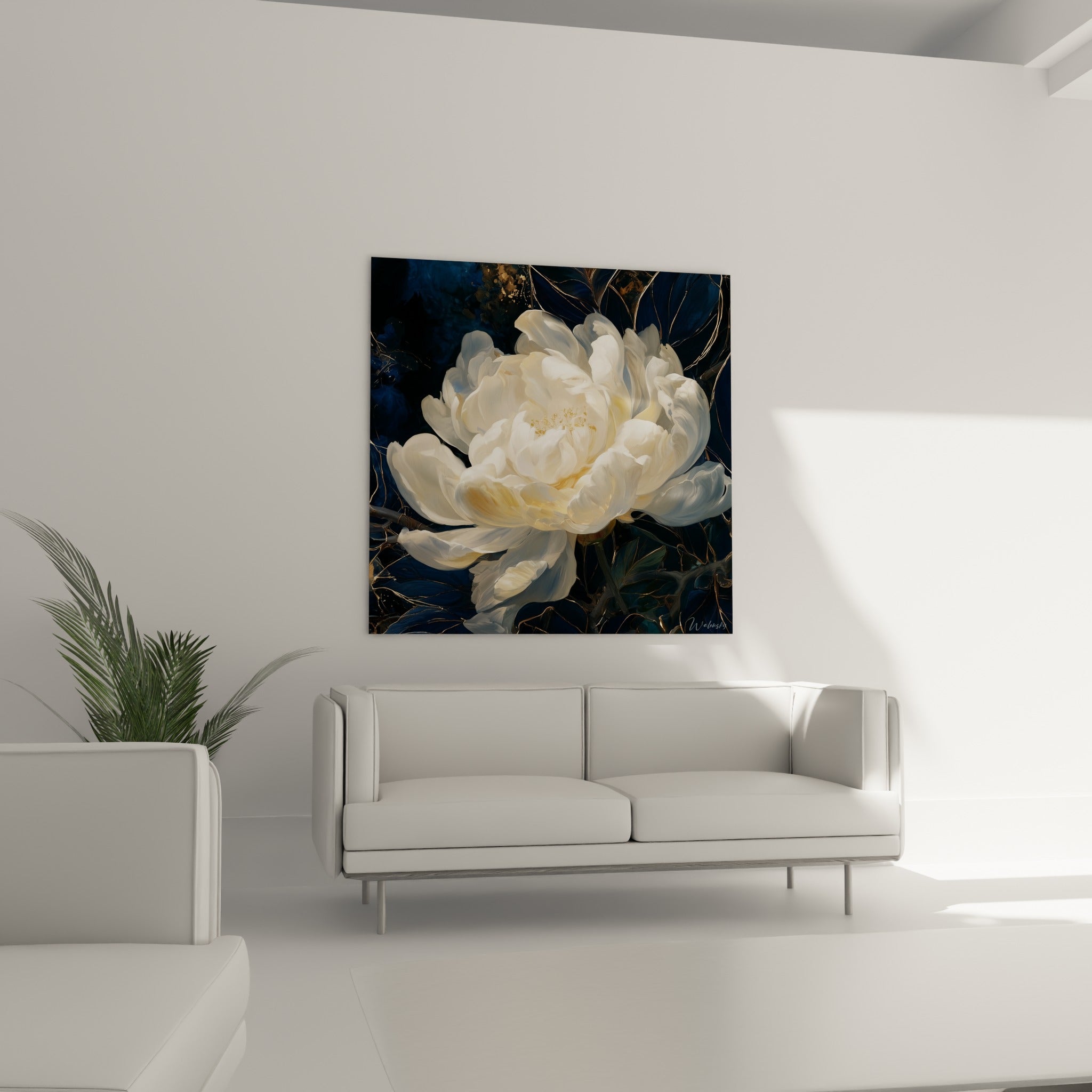 Pétales blancs et fond bleu marine composent ce tableau au-dessus d'un canapé dans un salon lumineux