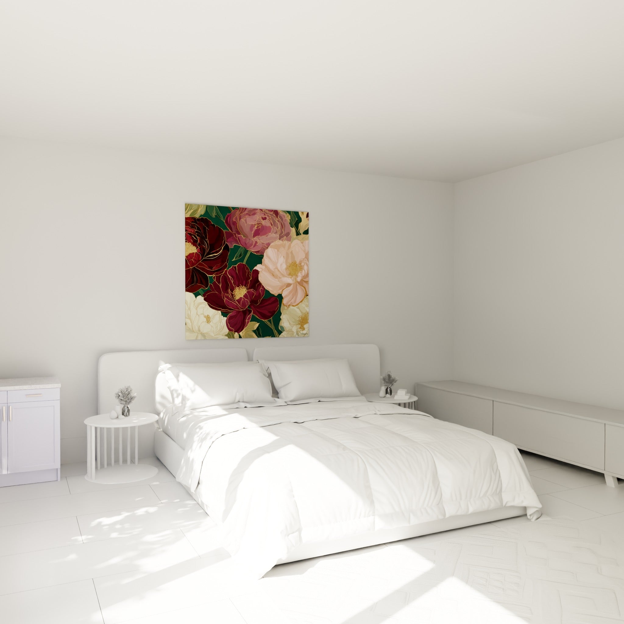 Bouquet de pivoines pourpre et ivoire à liserés dorés au-dessus d'un lit dans une chambre claire