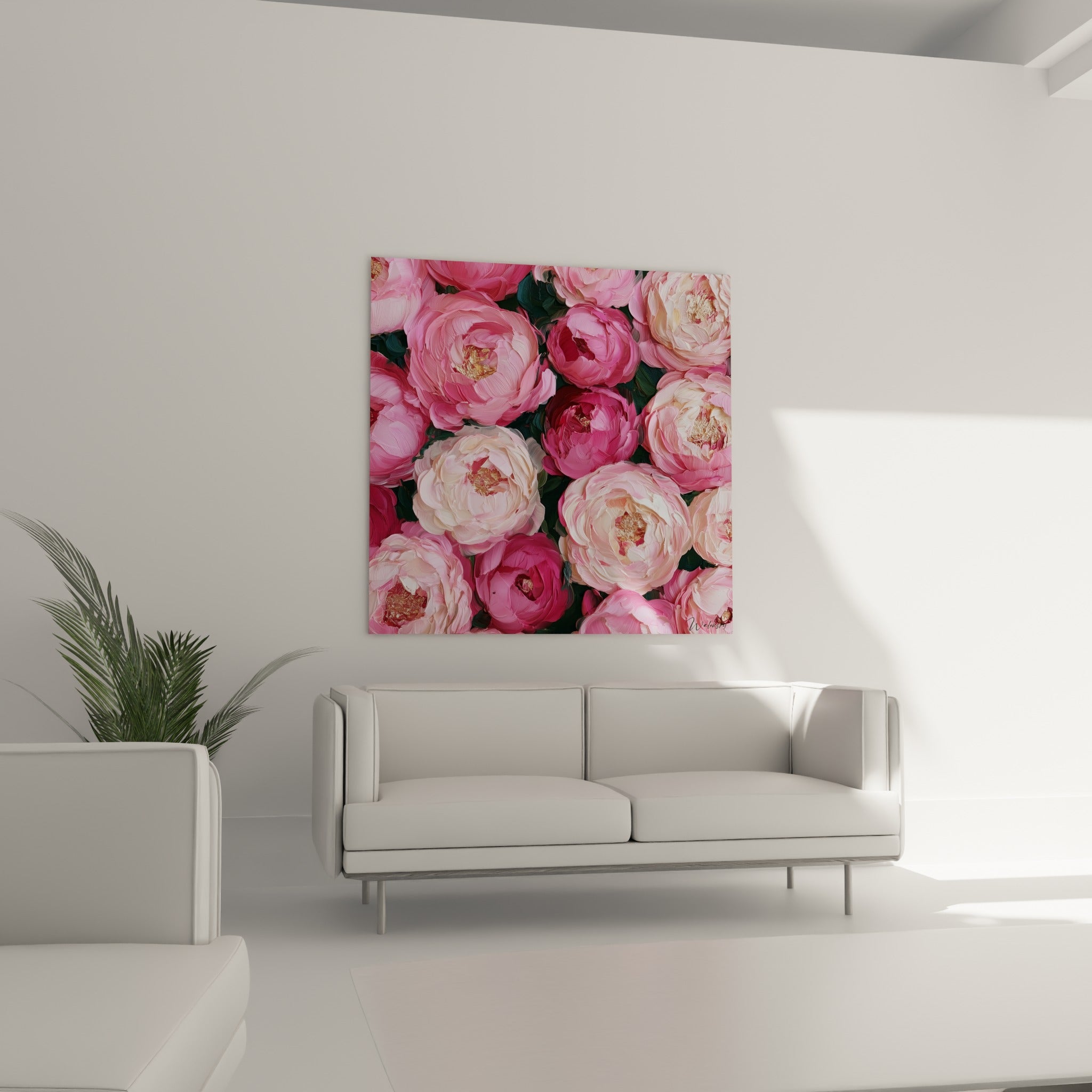 Fleurs de pivoine rose et ivoire aux touches dorées au-dessus d'un canapé dans un salon lumineux