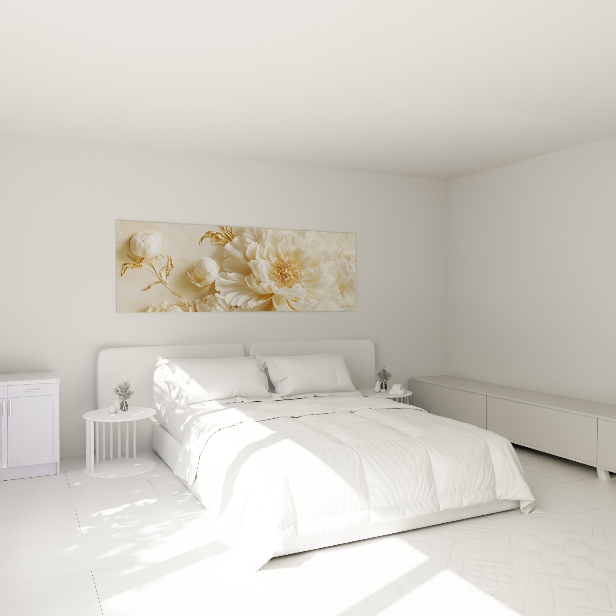 Fleurs de pivoine ivoire et or déployées, au-dessus d'un lit dans une chambre claire