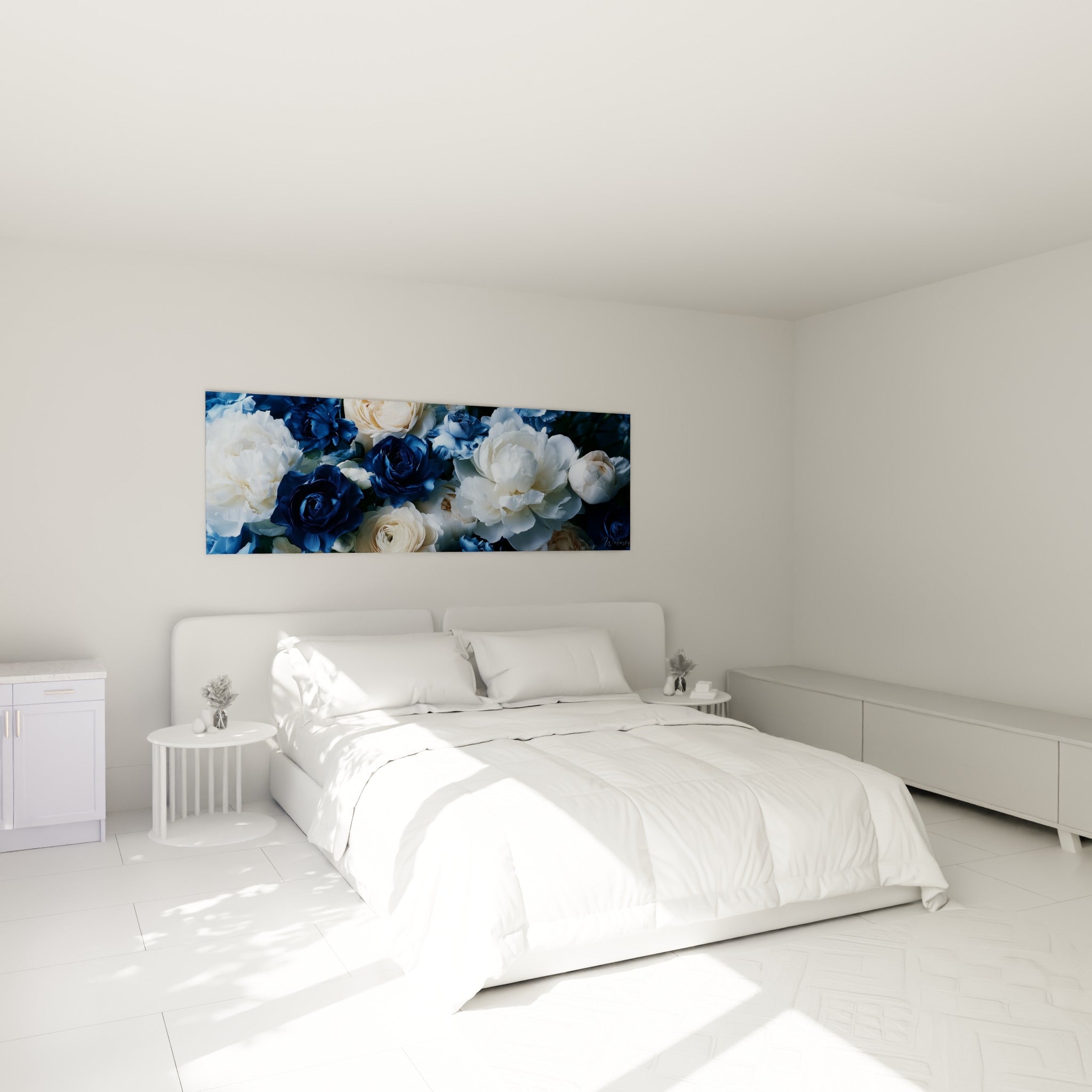 Bouquet de pivoines ivoire et roses bleu marine accroché au-dessus d'un lit dans une chambre claire