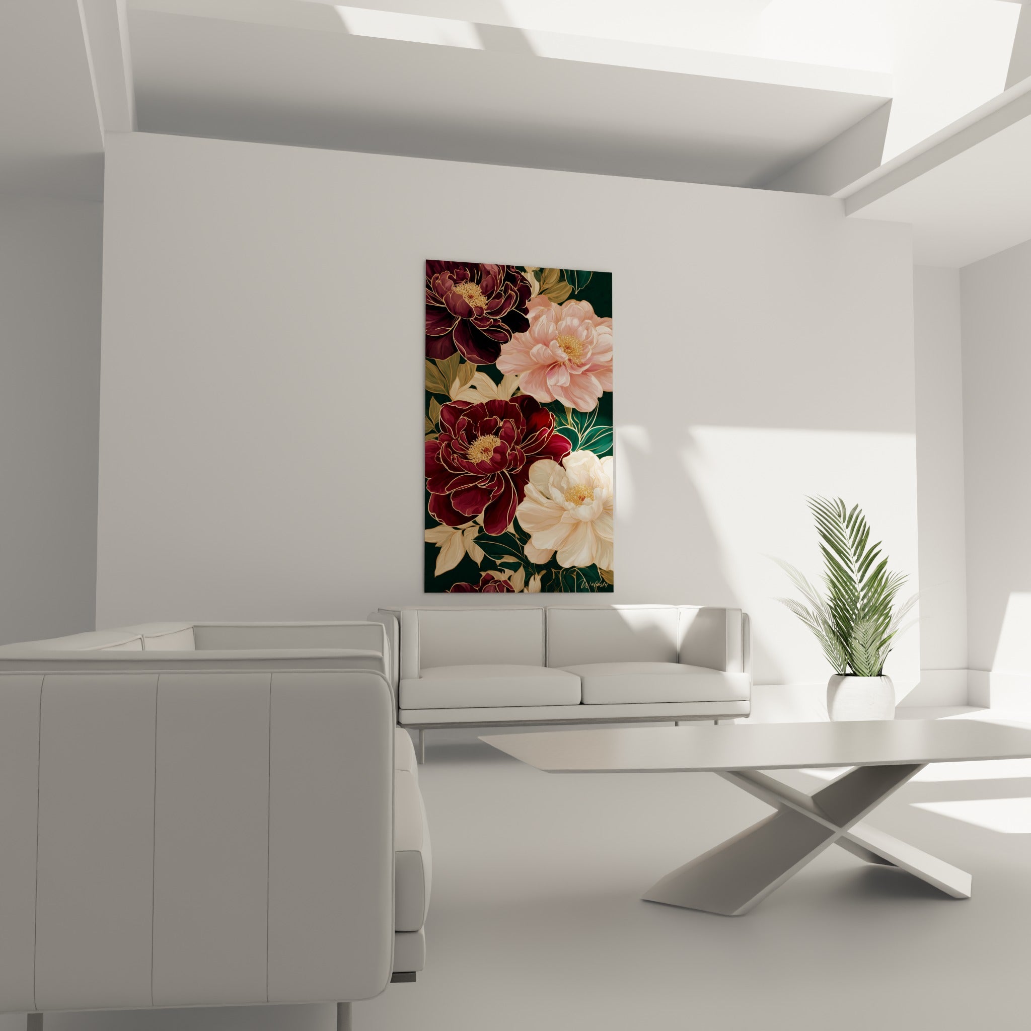 Fleurs de pivoine ivoire et bordeaux détaillées à la feuille dorée, suspendues au-dessus d'un canapé dans un salon lumineux