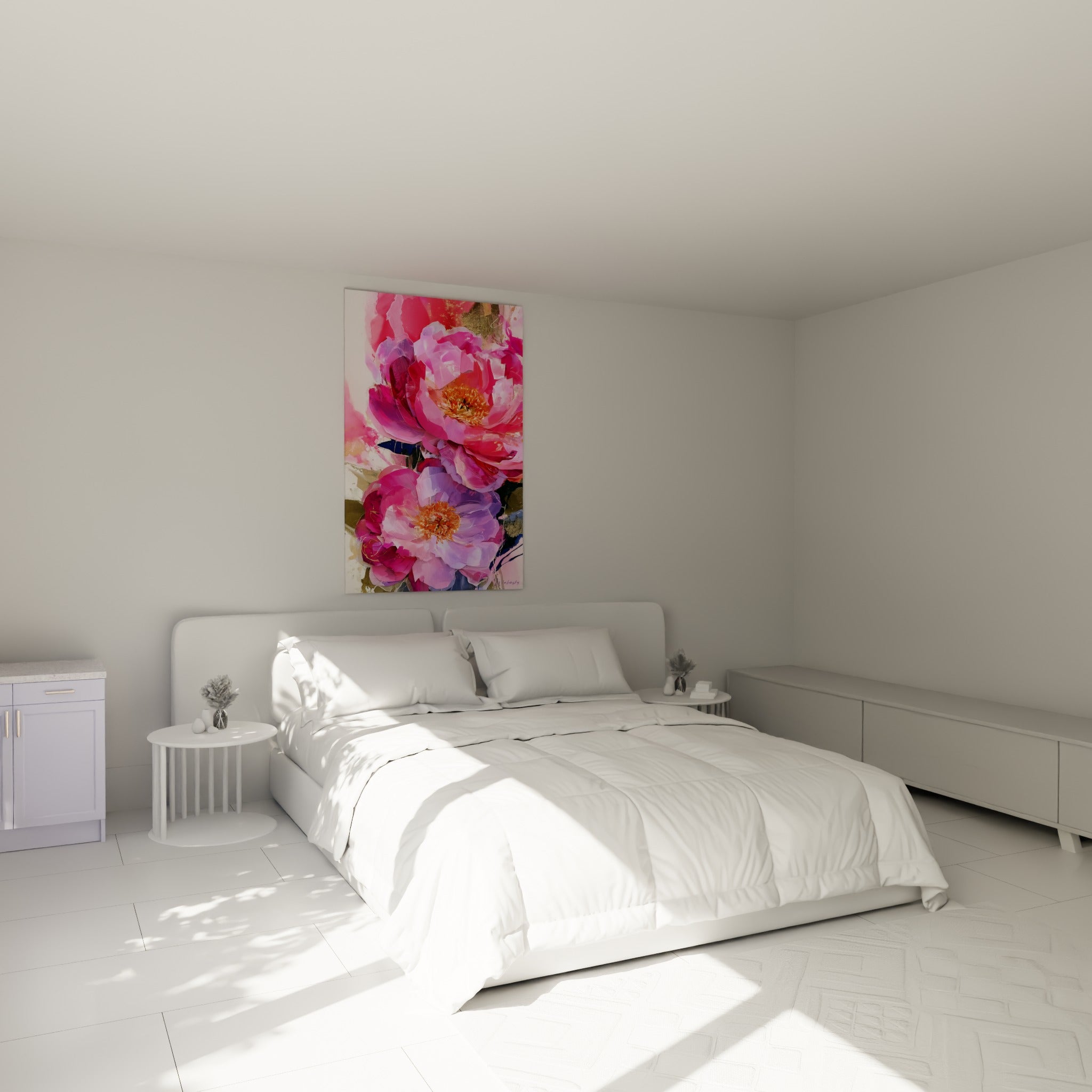 Pivoines fuchsia et violettes au cœur orange safran accrochées au-dessus d'un lit dans une chambre claire