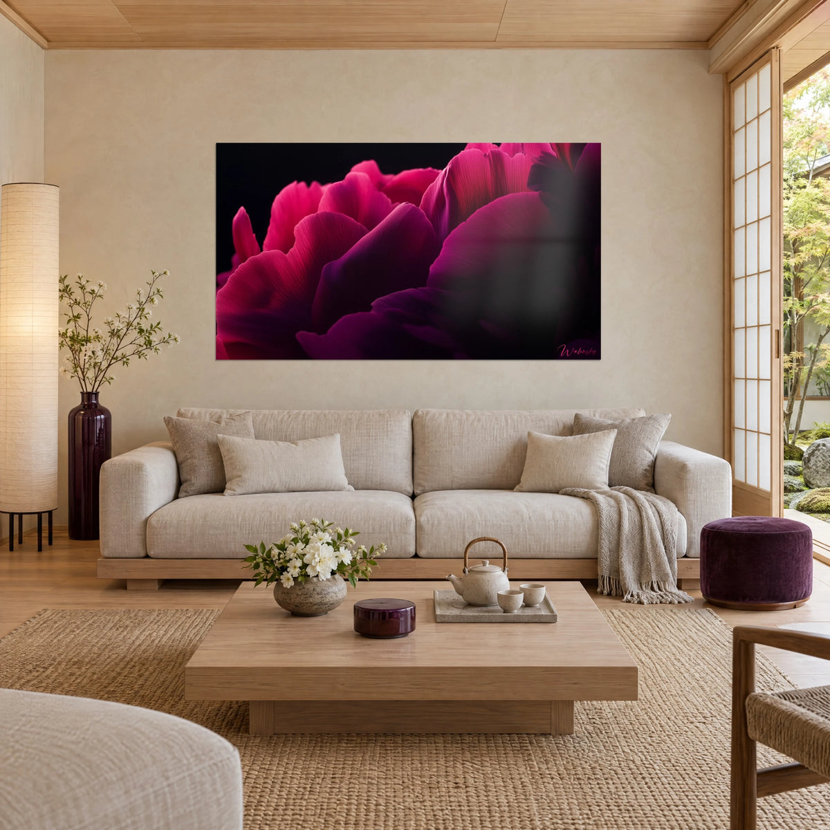Gemälde mit Pfingstrosenblütenblättern in Fuchsia und Pflaume auf schwarzem Grund, über einem Sofa in einem hellen Wohnzimmer