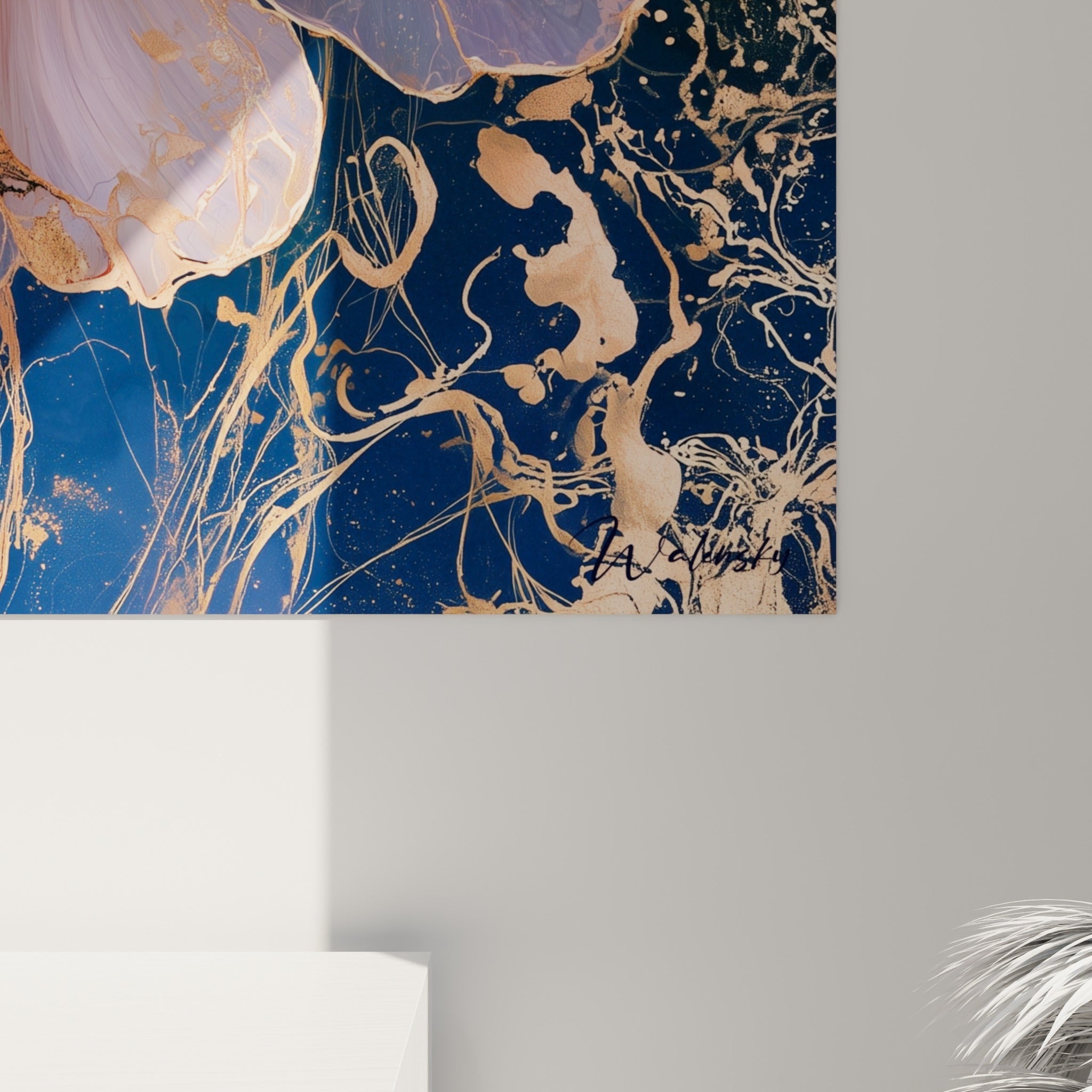 Nervures dorées et coulures violine de la pivoine corail visibles en gros plan sur la toile