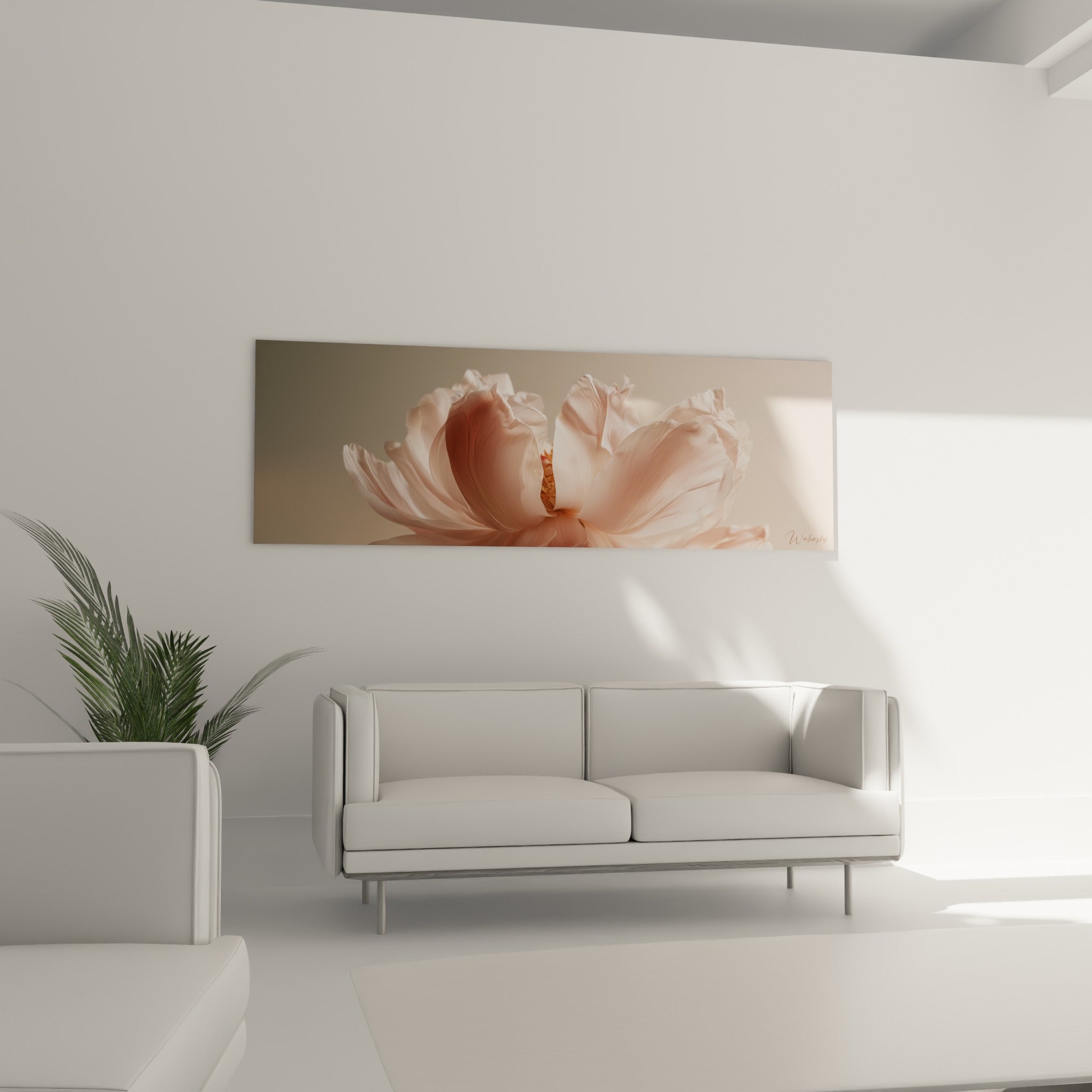 Fleur de pivoine aux teintes roses et dorées placée au-dessus d'un canapé dans un salon lumineux