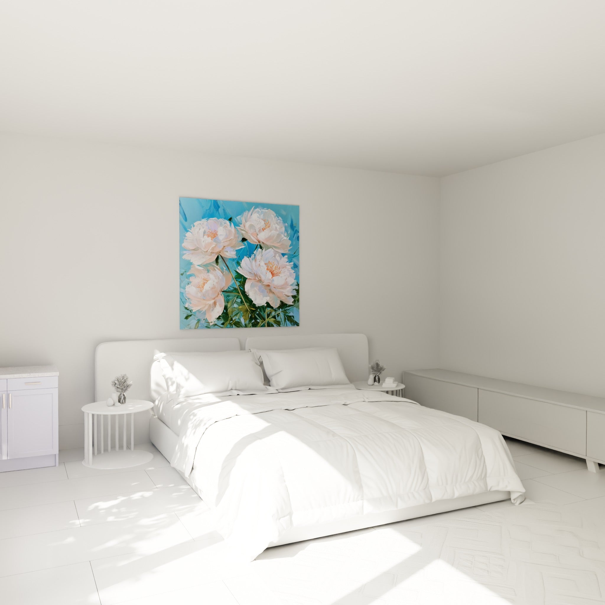 Bouquet de pivoines blanches et bleu pastel accroché au-dessus d'un lit dans une chambre claire