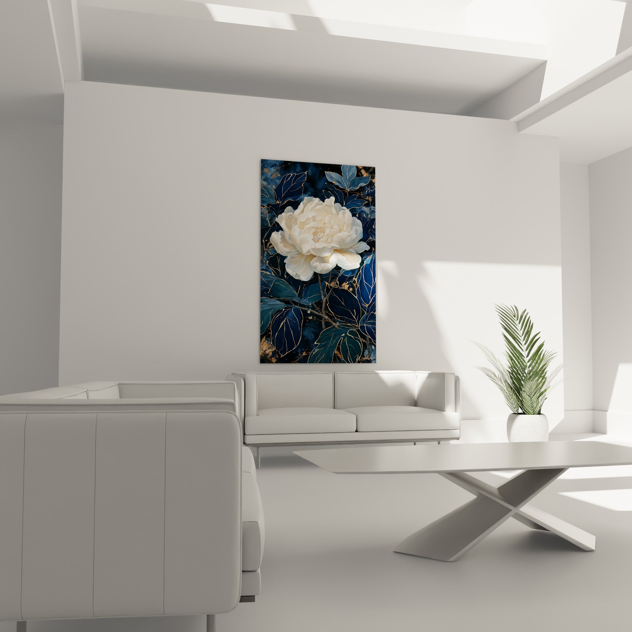 Pétales crème et feuillage anthracite doré composent cette pivoine, au-dessus d'un canapé dans un salon lumineux