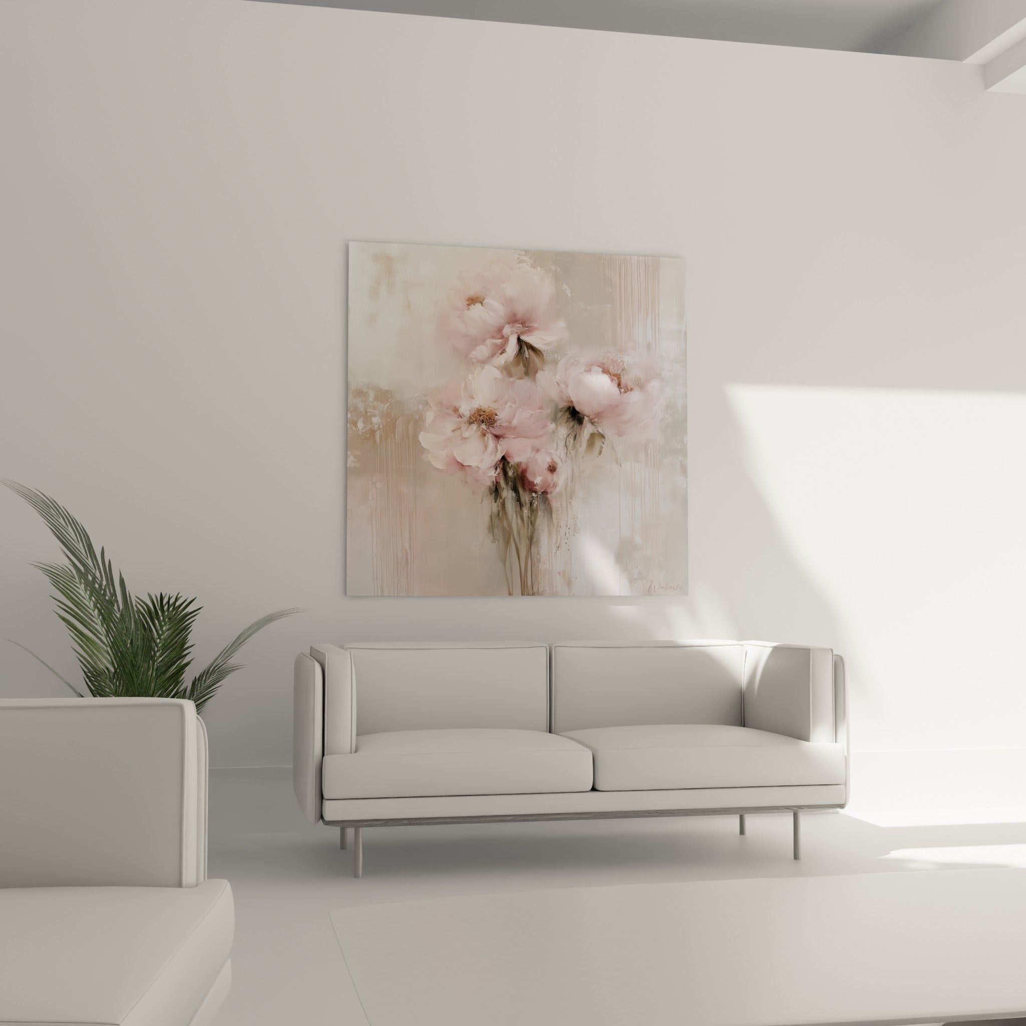 Fleurs de pivoine rose poudré et crème, tiges vert olive, présentées au-dessus d'un canapé dans un salon lumineux