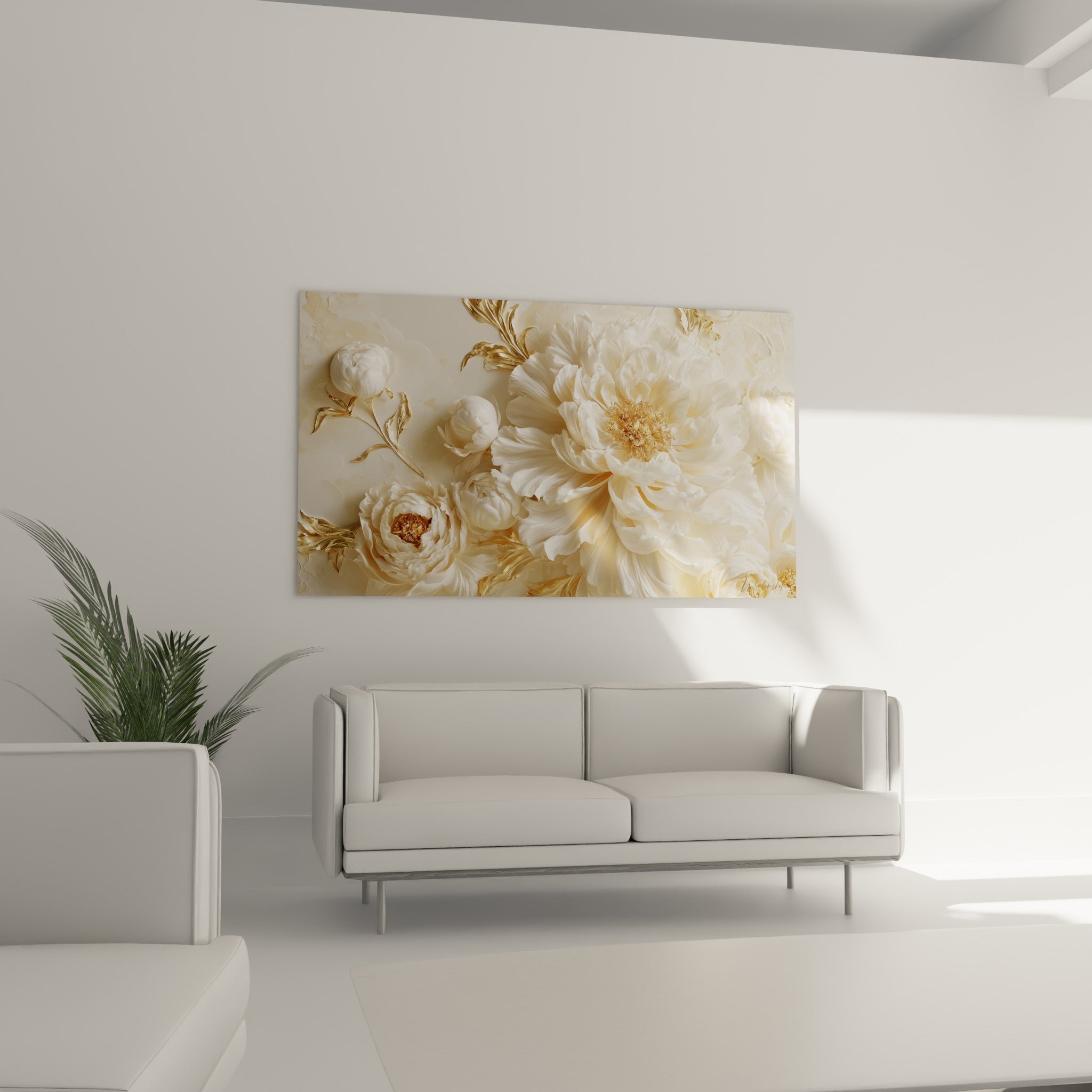 Pétales blanc crème et feuillages dorés composant le tableau pivoine, au-dessus d'un canapé dans un salon lumineux