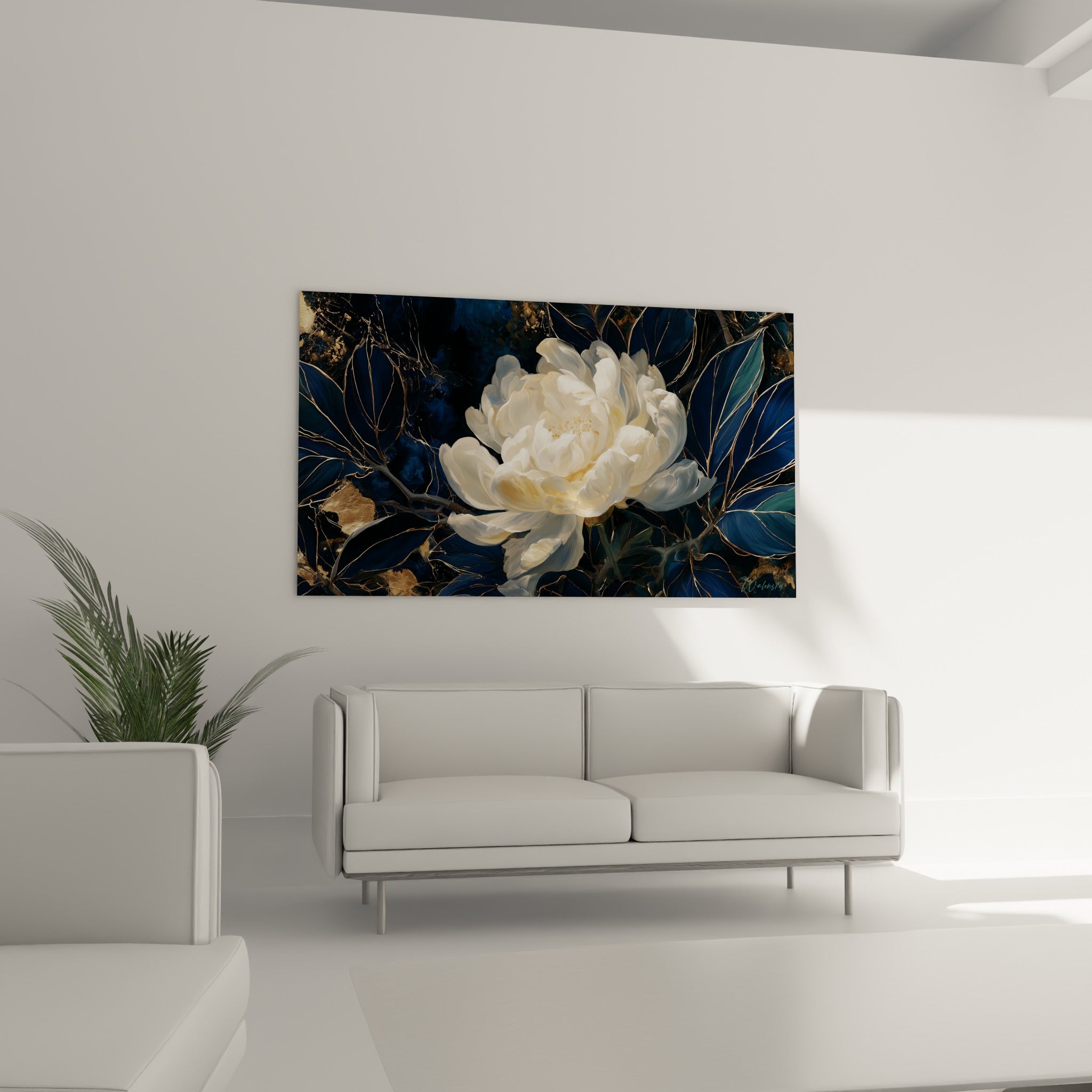 Pétales de pivoine crème entourés de feuillages bleu marine, accrochés au-dessus d'un canapé dans un salon lumineux