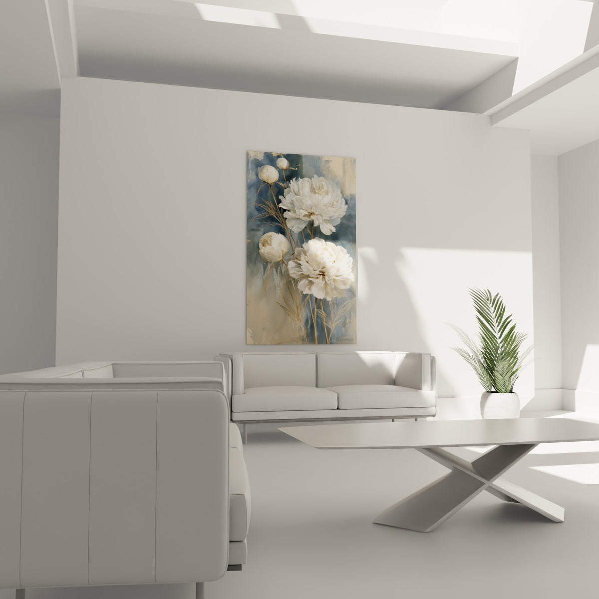 Fleurs blanches et beige doré composées avec tiges fines, au-dessus d'un canapé dans un salon lumineux