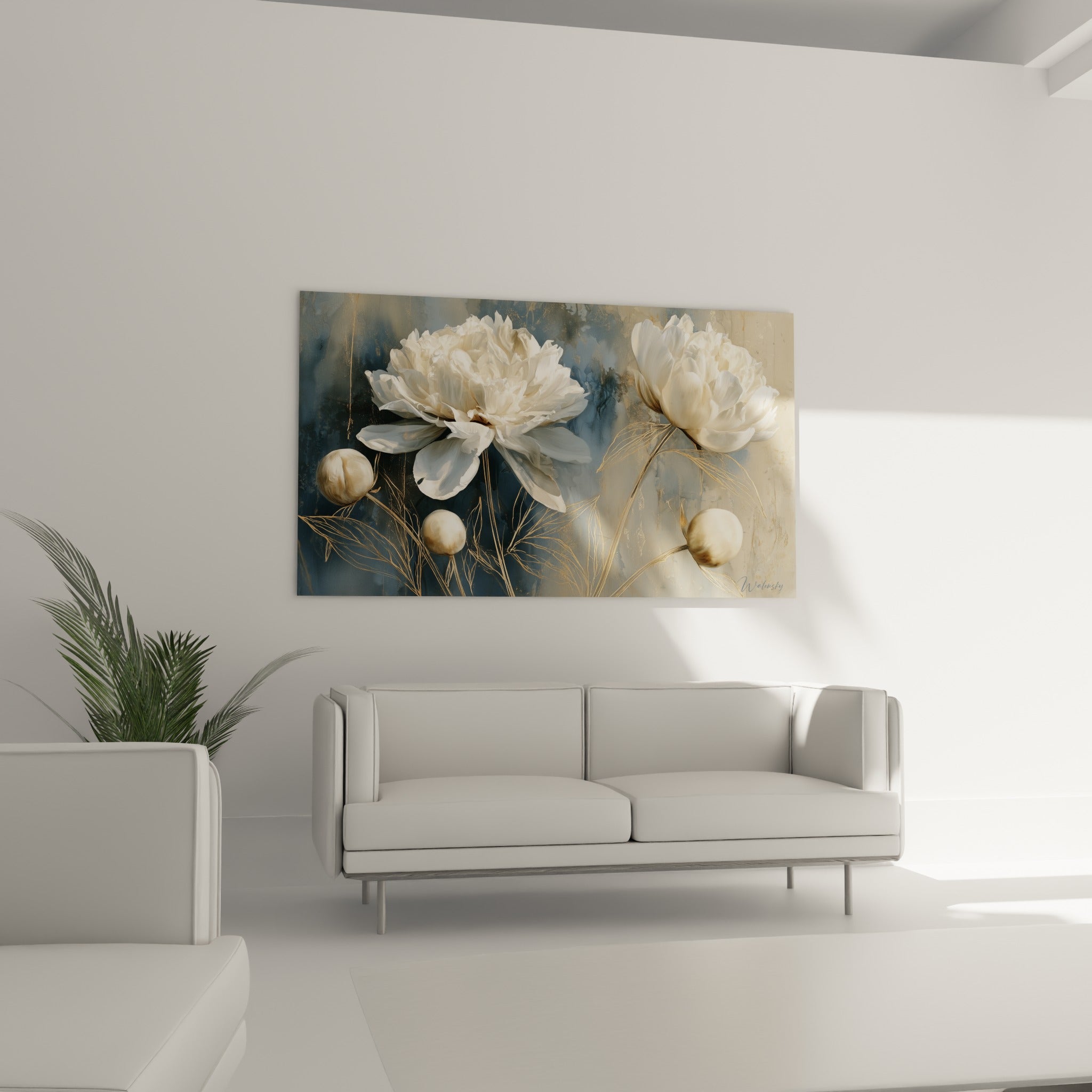 Corolles ivoire et tiges dorées de la pivoine au-dessus d'un canapé dans un salon lumineux