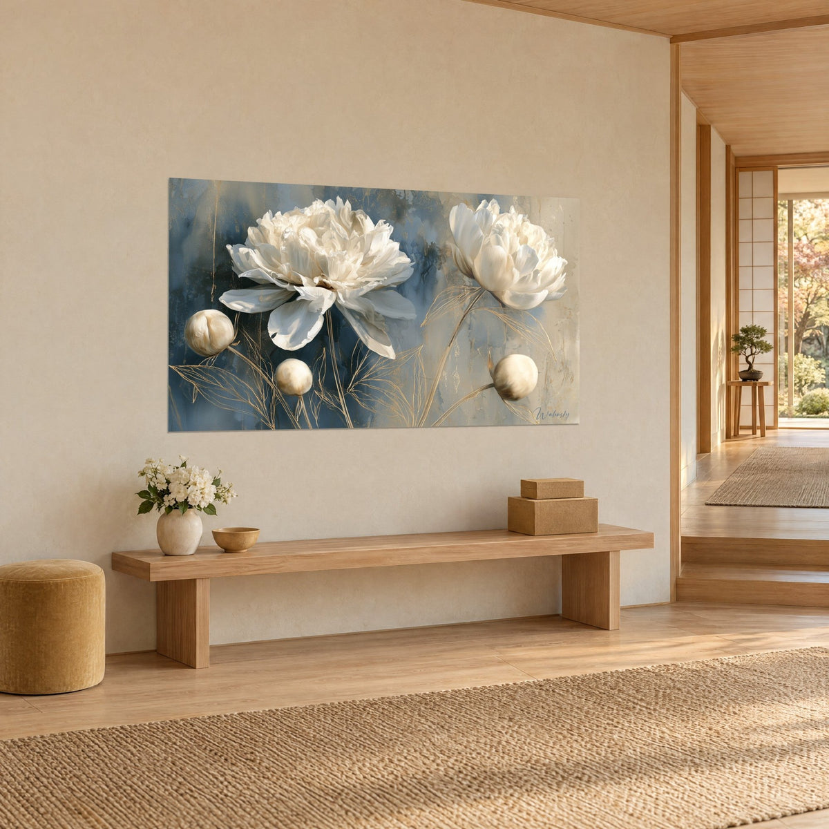 Gemälde mit cremefarbenen Pfingstrosenblüten auf patiniert graublauem Grund, perlmuttfarbene Knospen und goldene Stiele, beige Wand neben einer Holzbank