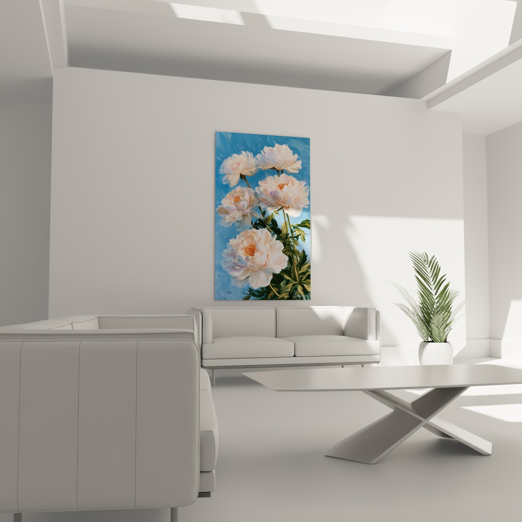 Fleurs de pivoine blanches et vert feuillage épanouies au-dessus d'un canapé dans un salon lumineux