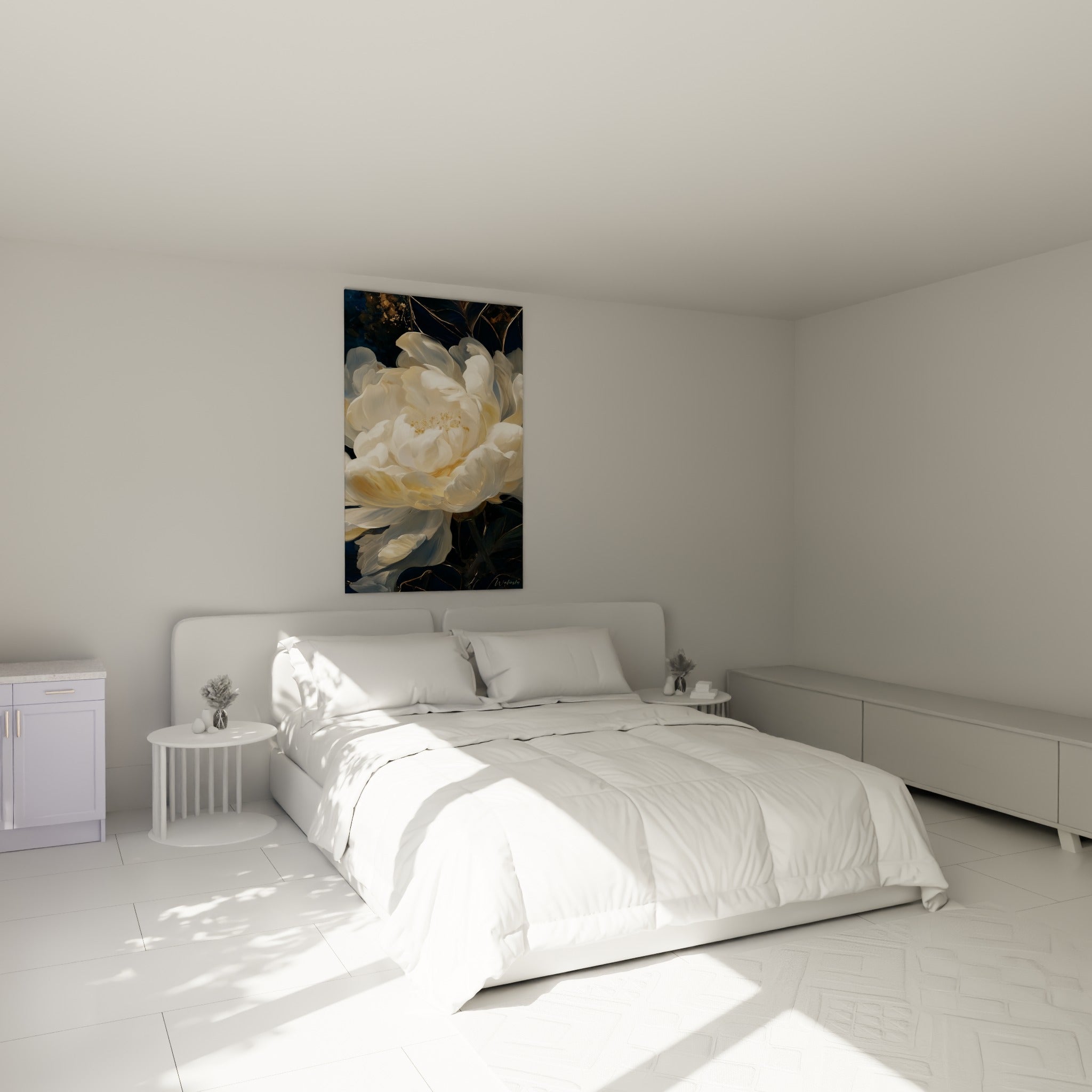 Fleur de pivoine blanche et dorée sur fond bleu nuit, accrochée au-dessus d'un lit dans une chambre claire