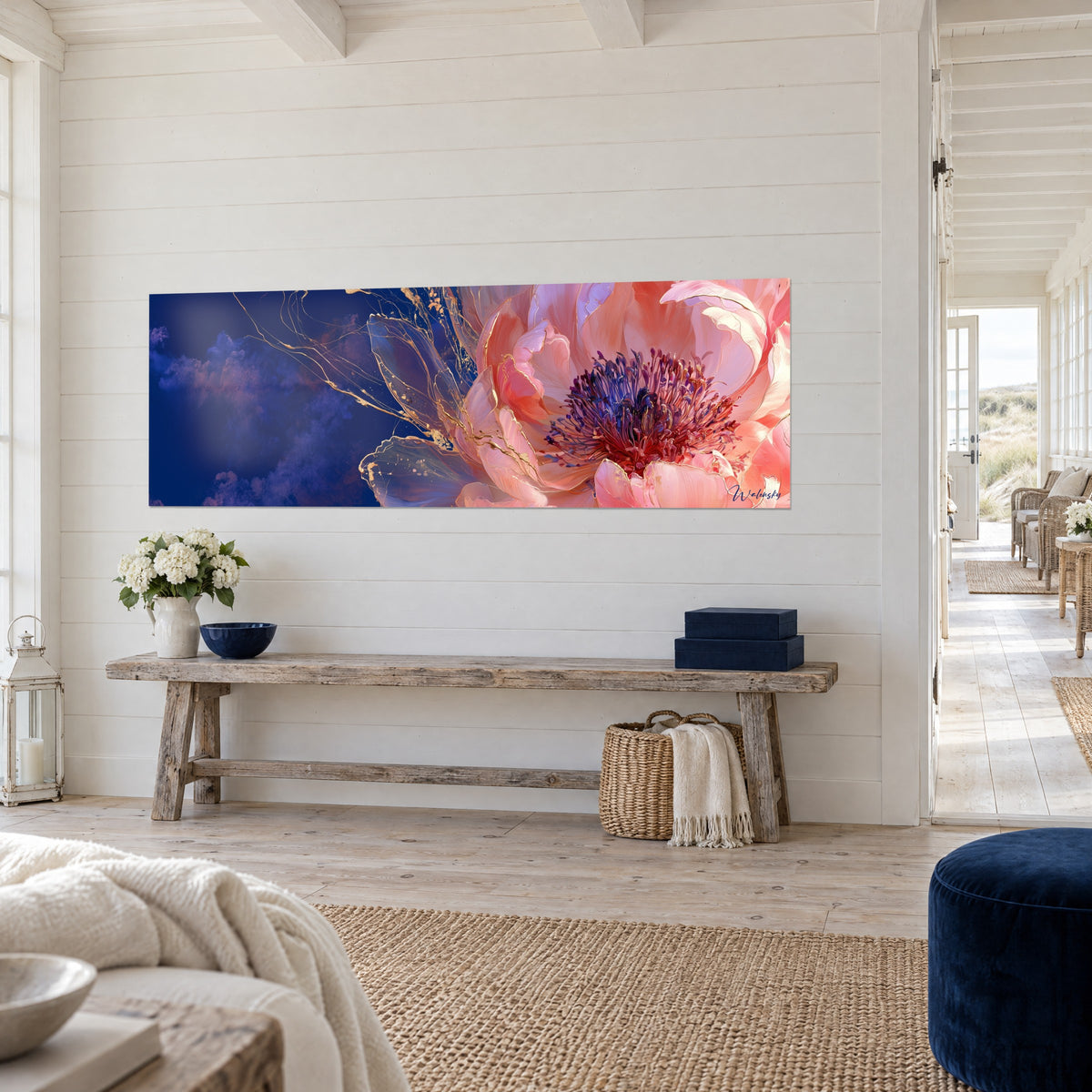 Quadro fiore sbocciato dai petali salmone e filetti dorati su nuvole indaco, appeso su perlinato bianco accanto a una panca in legno