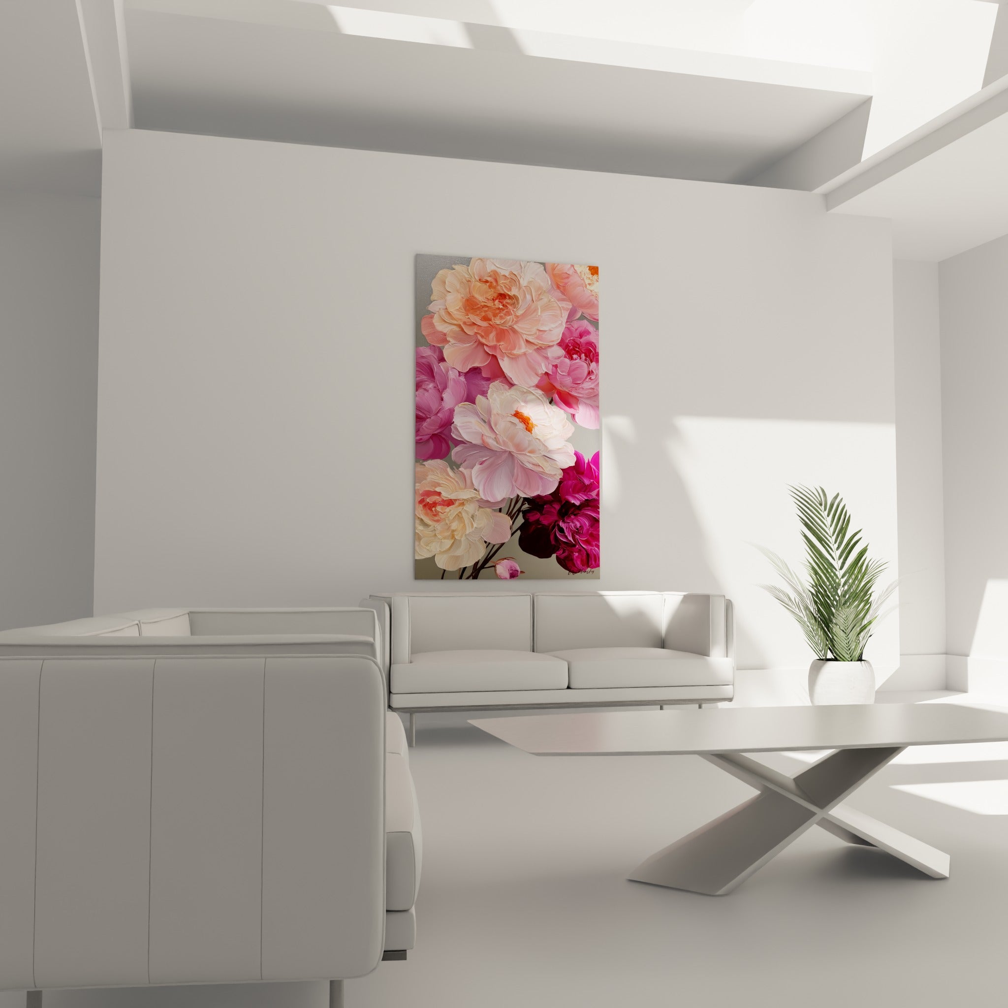 Fleurs de pivoine pêche et fuchsia aux textures relief, disposées au-dessus d'un canapé dans un salon lumineux