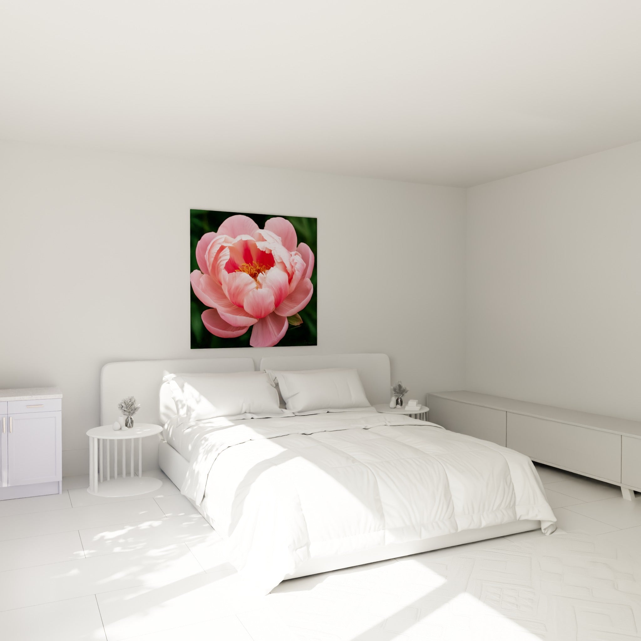 Corolle rose et orangée de la pivoine accrochée au-dessus d'un lit dans une chambre claire