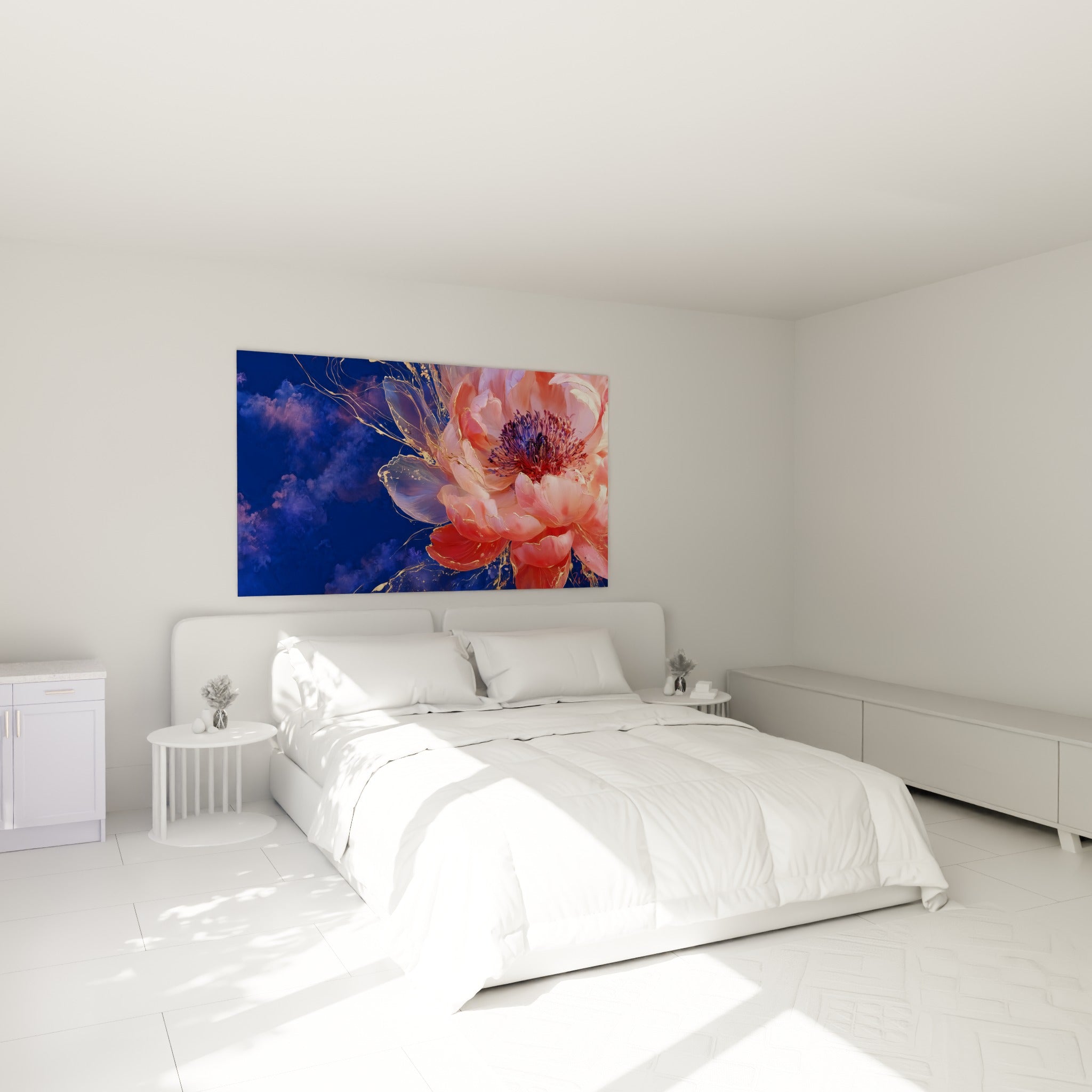 Fleur de pivoine corail et pourpre accrochée au-dessus d'un lit dans une chambre claire