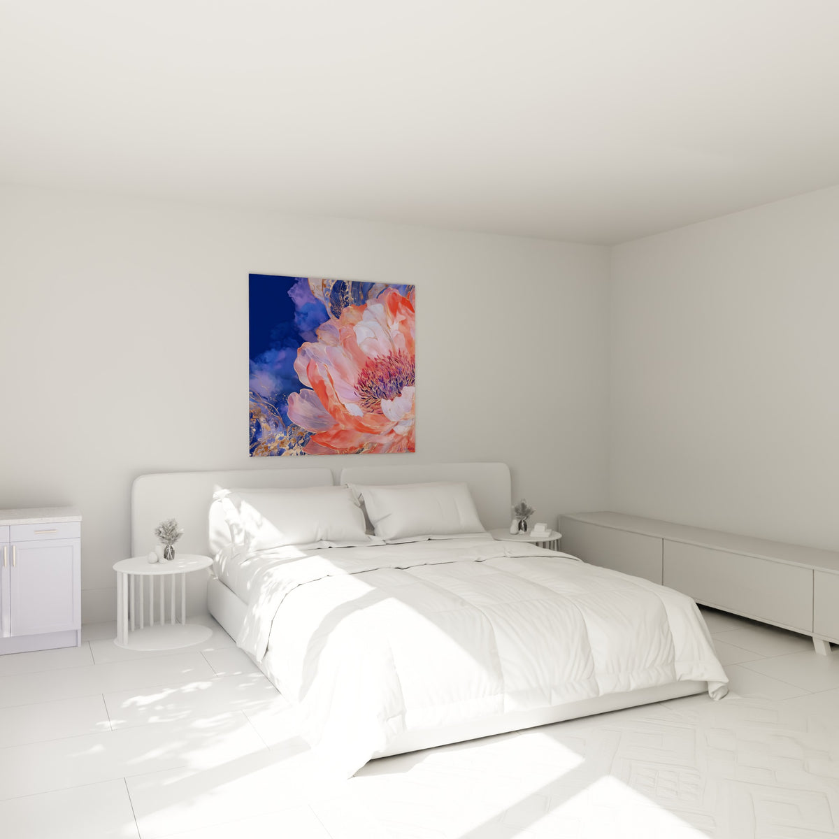 Pétales corail et roses de la pivoine dorée au-dessus d'un lit dans une chambre claire