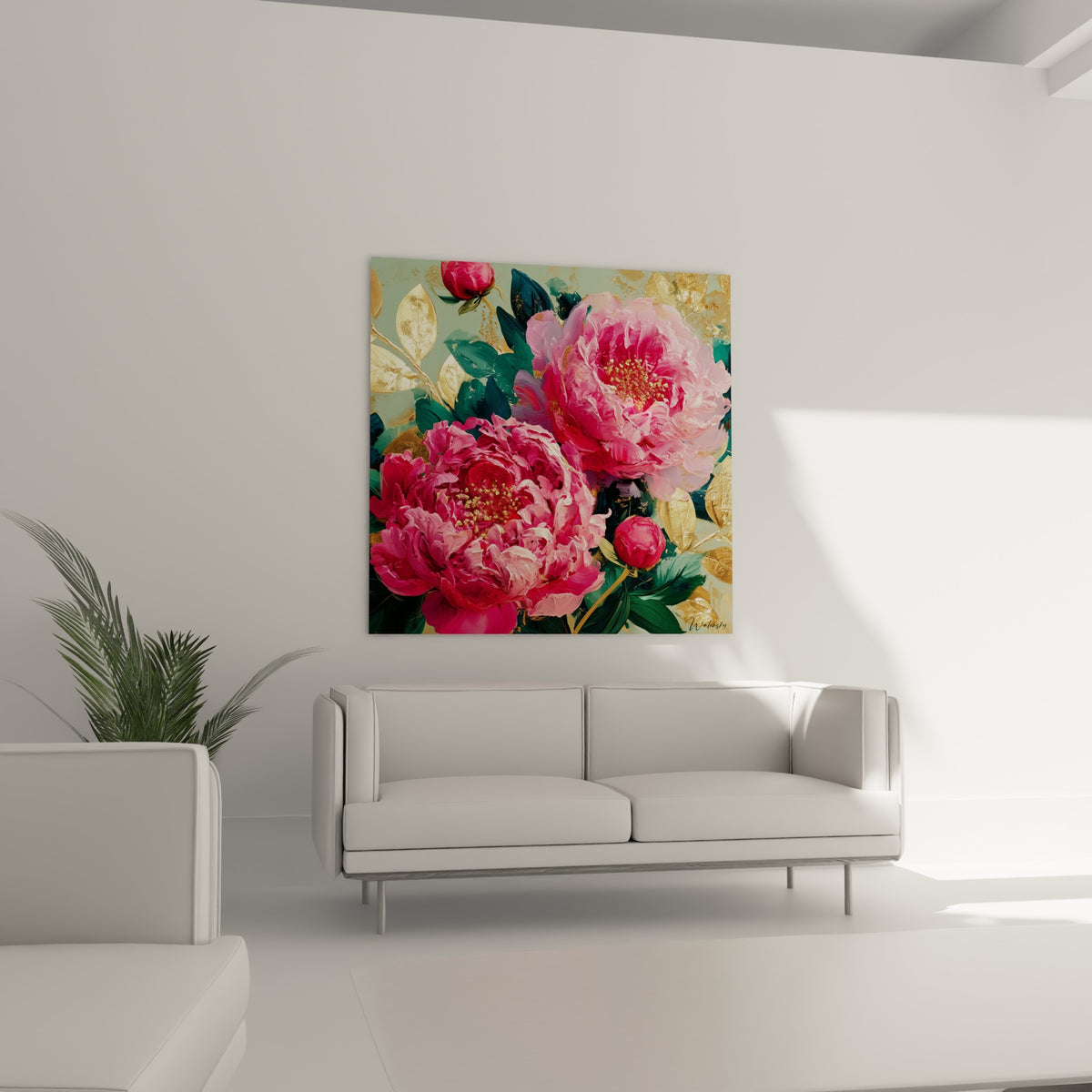 Fleurs de pivoine rose pâle et fuchsia entourées de feuillage doré, au-dessus d'un canapé dans un salon lumineux