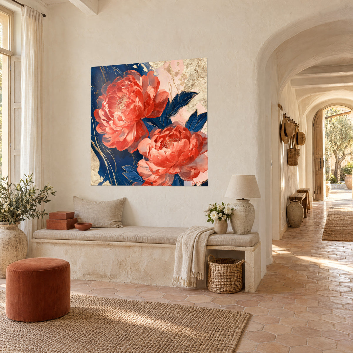 Tableau fleurs de pivoine rouge orangé, feuilles bleu nuit et feuille d'or, près d'une arche d'un mas provençal en trois-quarts