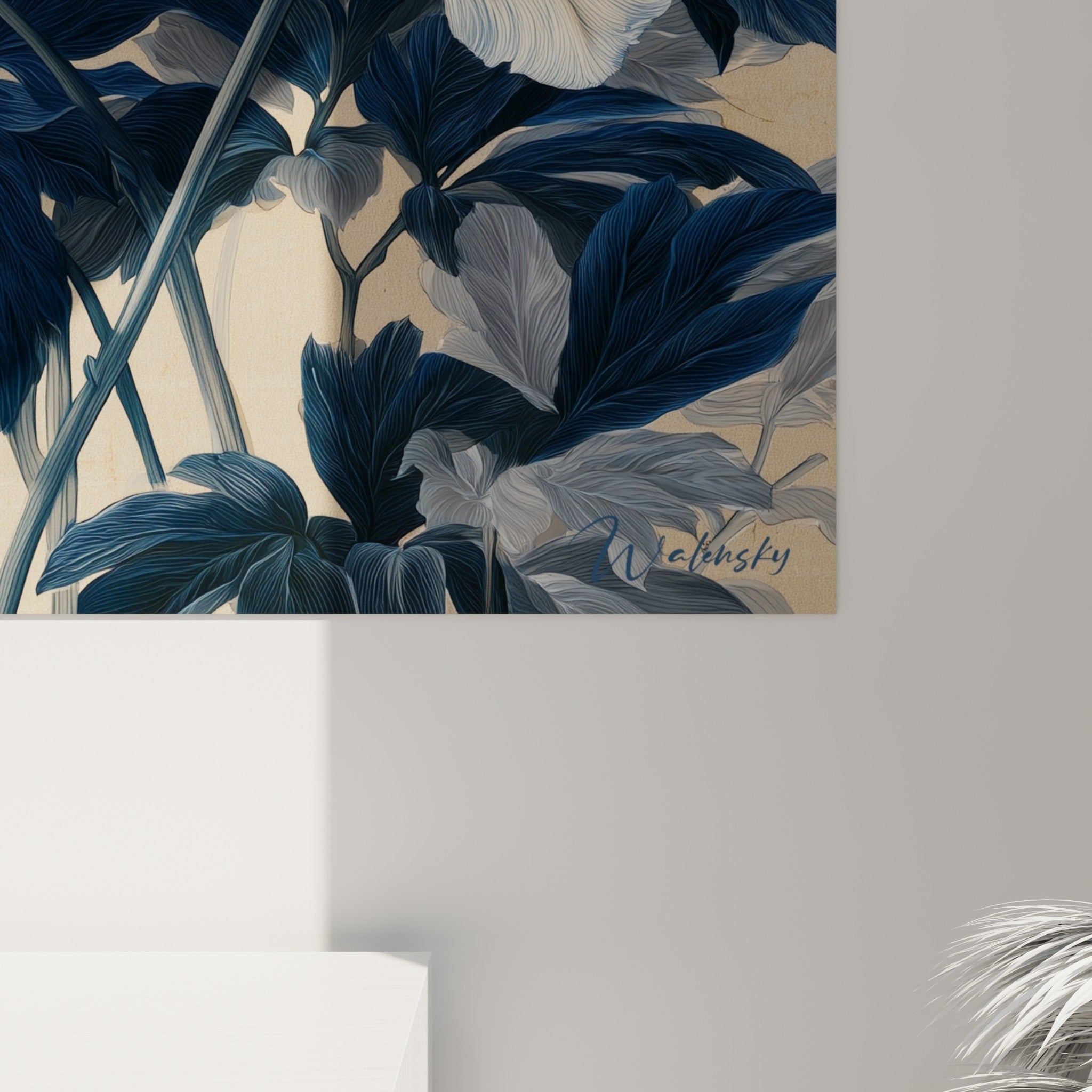 Détail des pétales veloutés en camaïeu bleu marine et blanc cassé, texture peinte visible