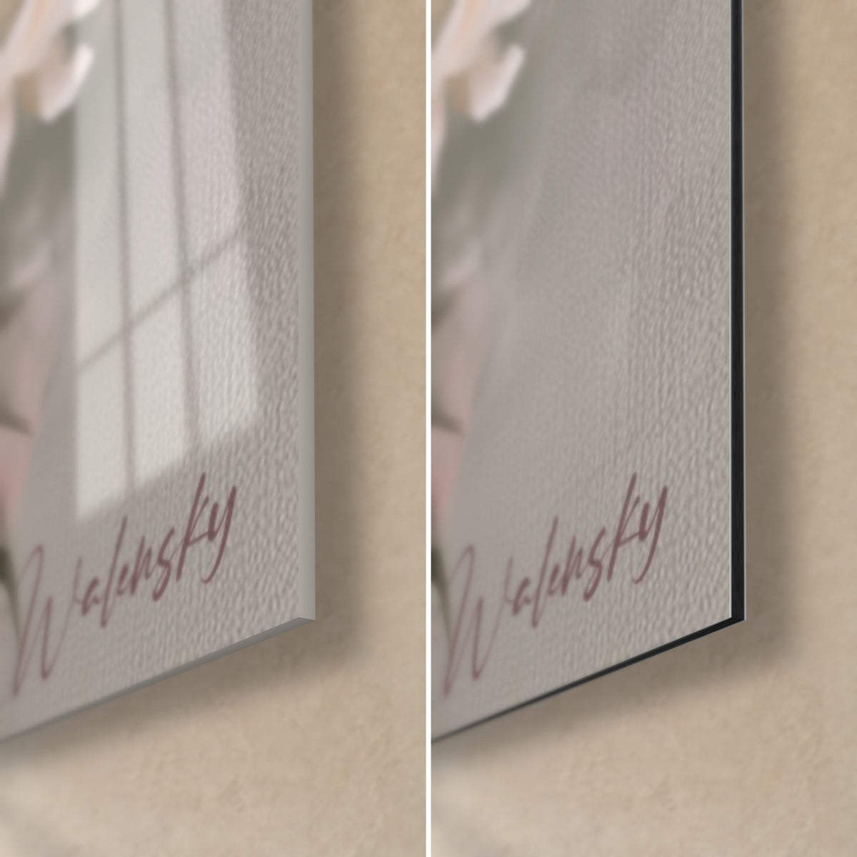Schilderij met pioenrozen, rechterhoek onder: glanzend roze acrylglas links, mat grijs Dibond rechts, bordeauxrode signatuur