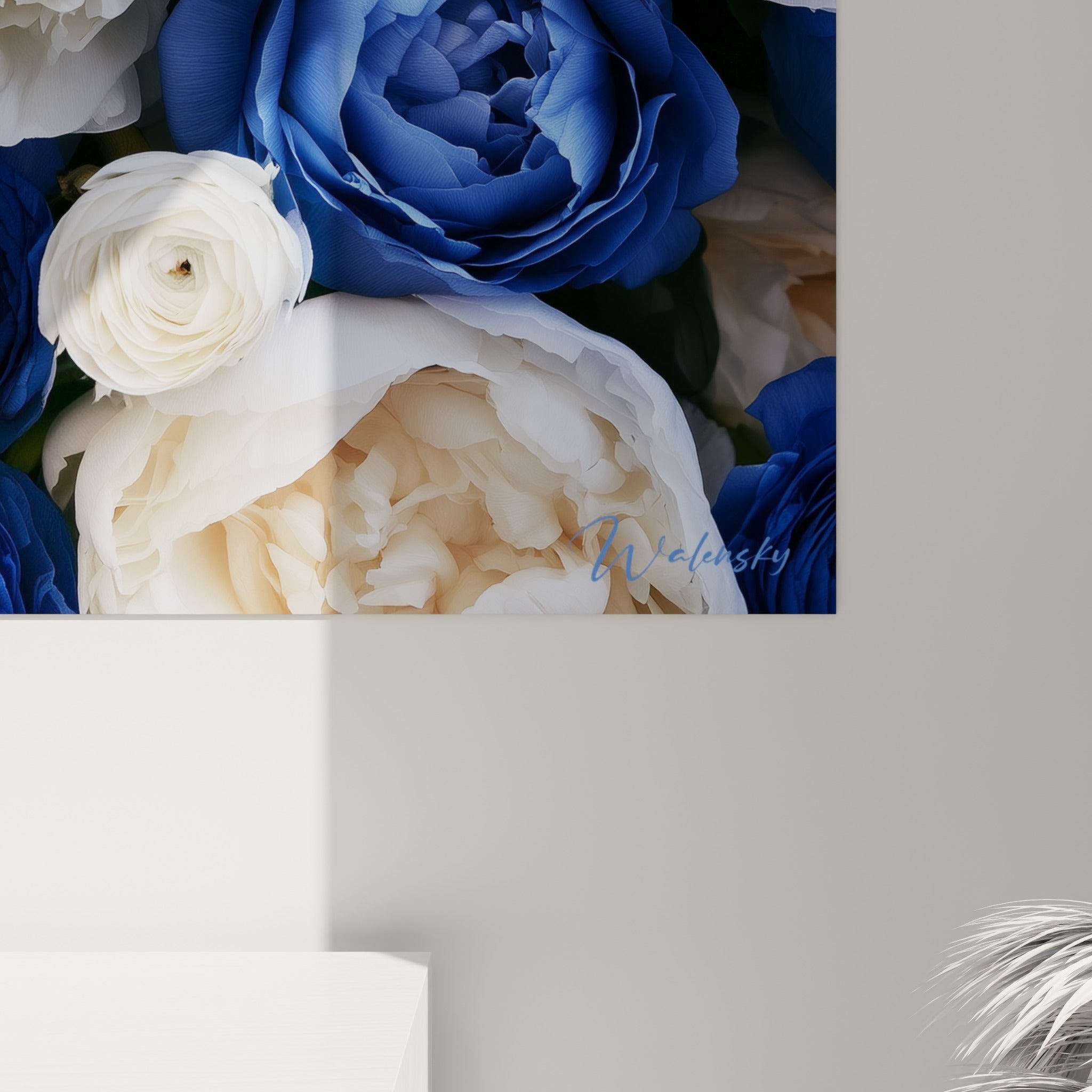 Pétales bleu marine et blanc ivoire aux textures satinées, grain fin et détails de l'impression florale