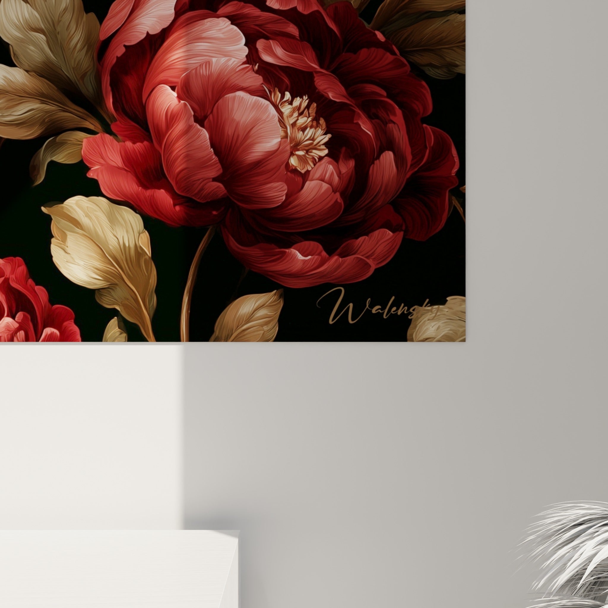 Détail des pétales veloutés rouge et rose poudré, textures fines et fond noir laqué en gros plan