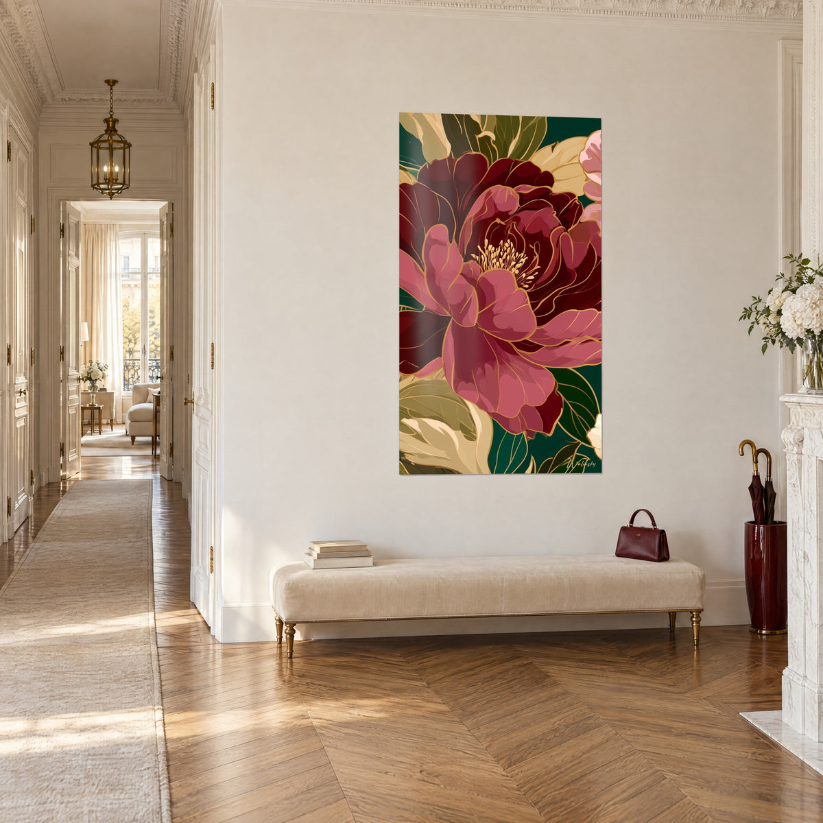 Quadro fiore sbocciato dai petali granata e rosa, stami dorati su fogliame scuro, corridoio haussmanniano con parquet