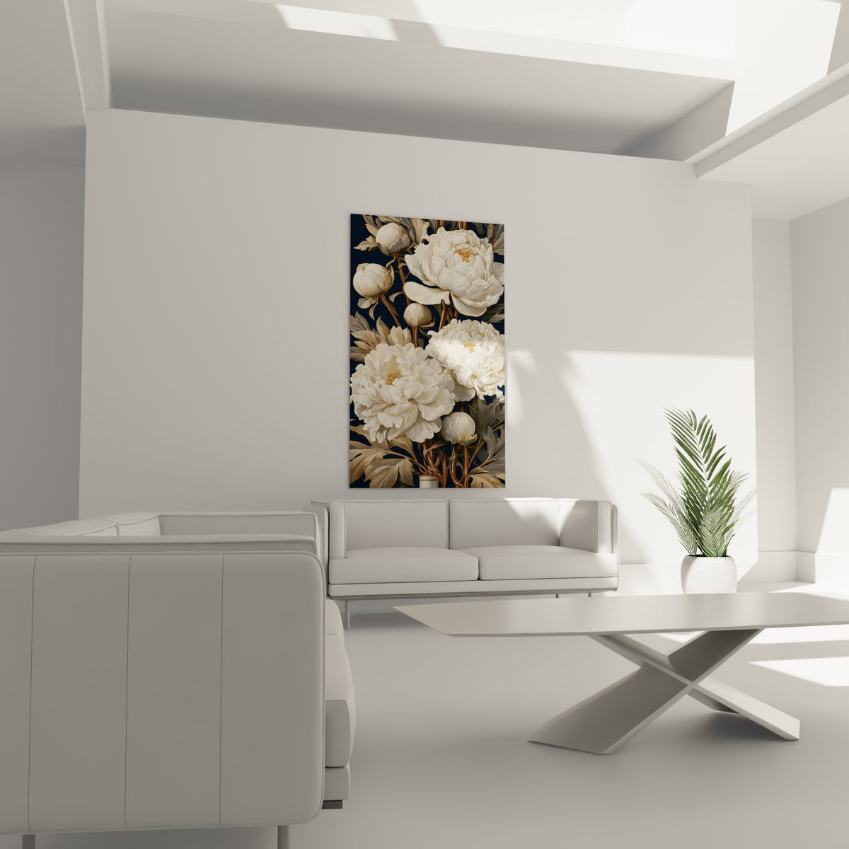 Fleurs de pivoine crème et dorées sur fond marine profond, au-dessus d'un canapé dans un salon lumineux