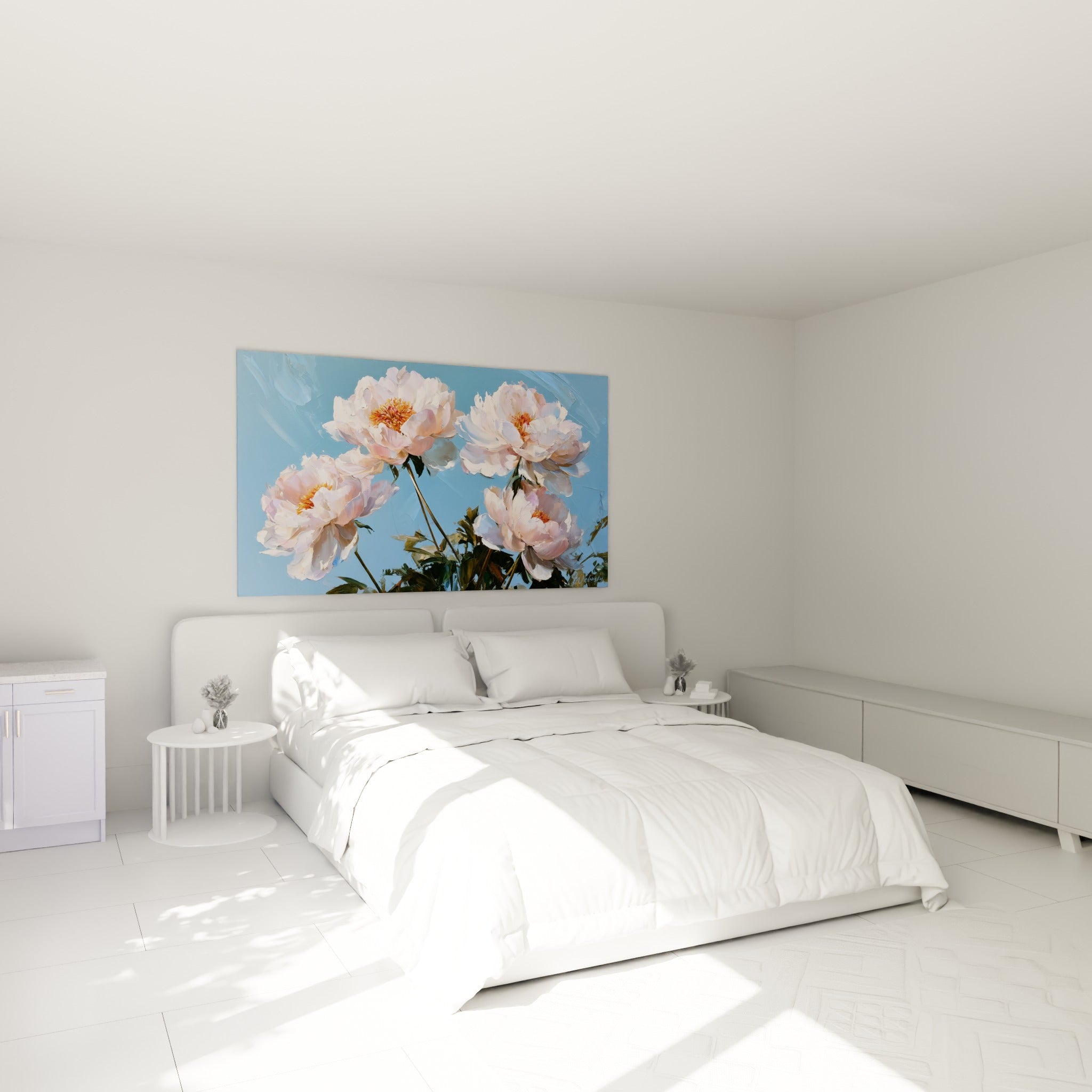 Bouquet de pivoines roses et bleu ciel au-dessus d'un lit dans une chambre claire