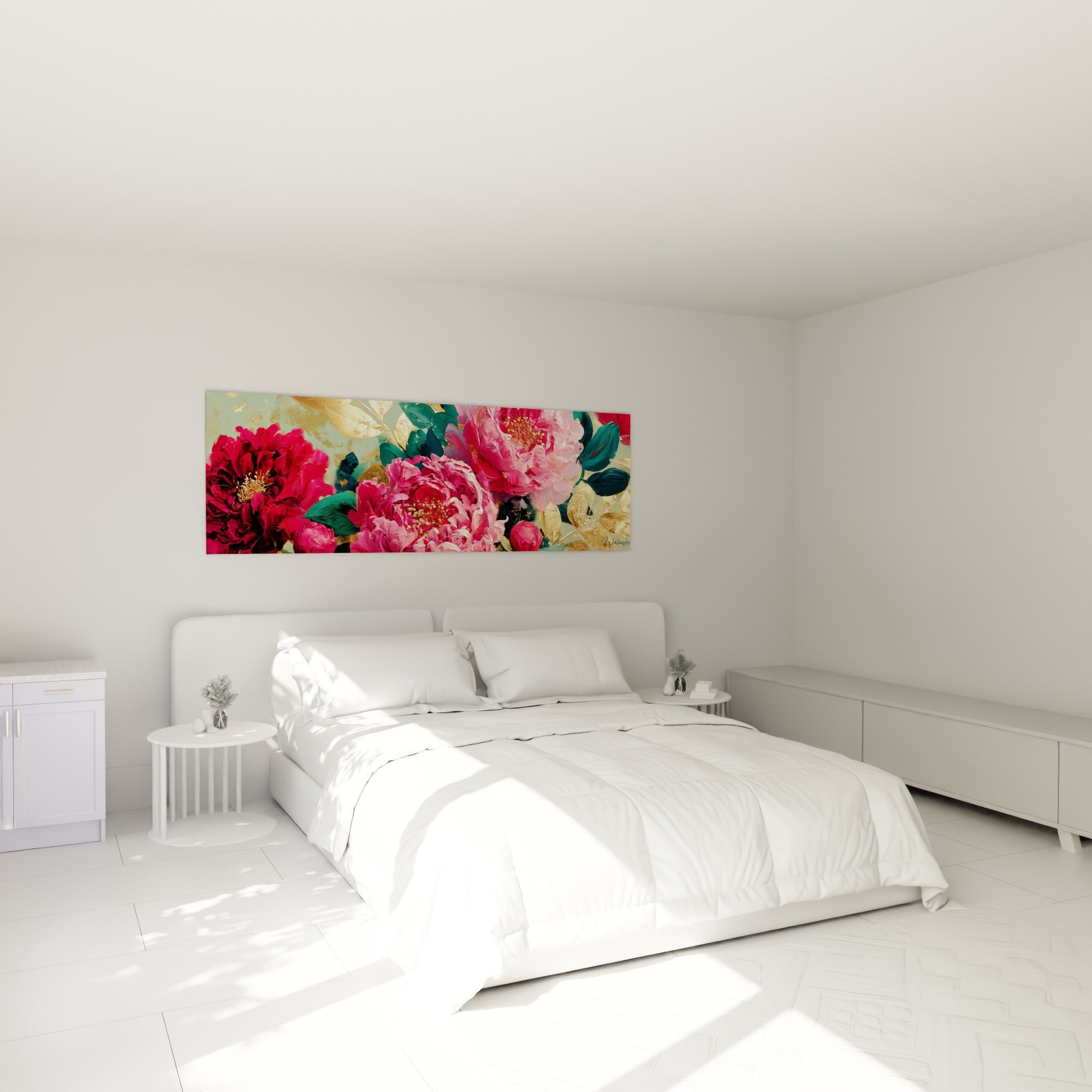 Bouquet de pivoines roses et dorées accroché au-dessus d'un lit dans une chambre claire
