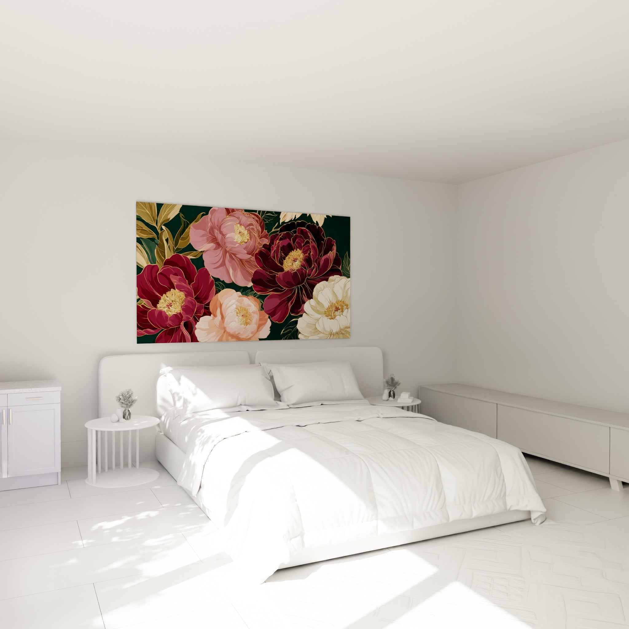 Bouquet de pivoines pourpres et pêche aux contours dorés, accroché au-dessus d'un lit dans une chambre claire