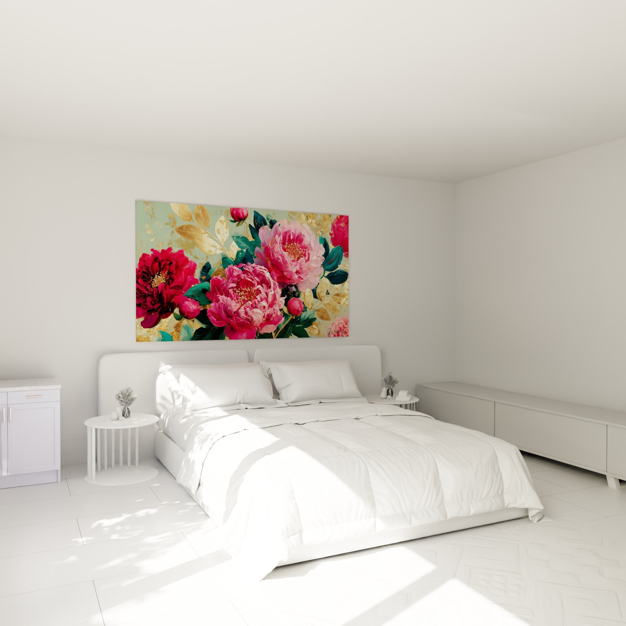 Bouquet de pivoines fuchsia et vert sauge peintes à l'huile, au-dessus d'un lit dans une chambre claire
