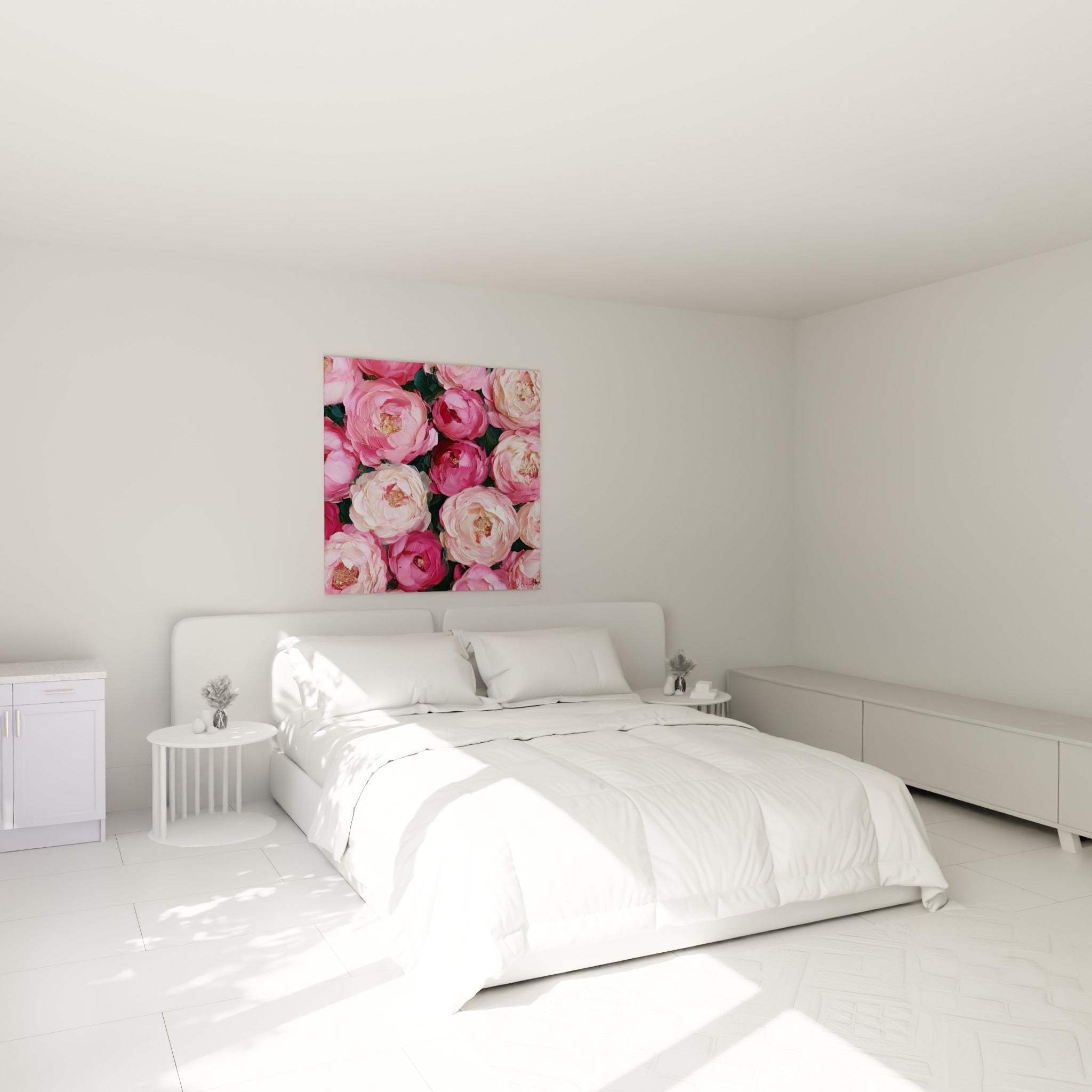 Bouquet de pivoines fuchsia et rose pâle au-dessus d'un lit dans une chambre claire